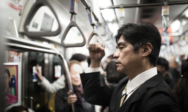 夜遅くまで勤めて終電で帰る会社役員