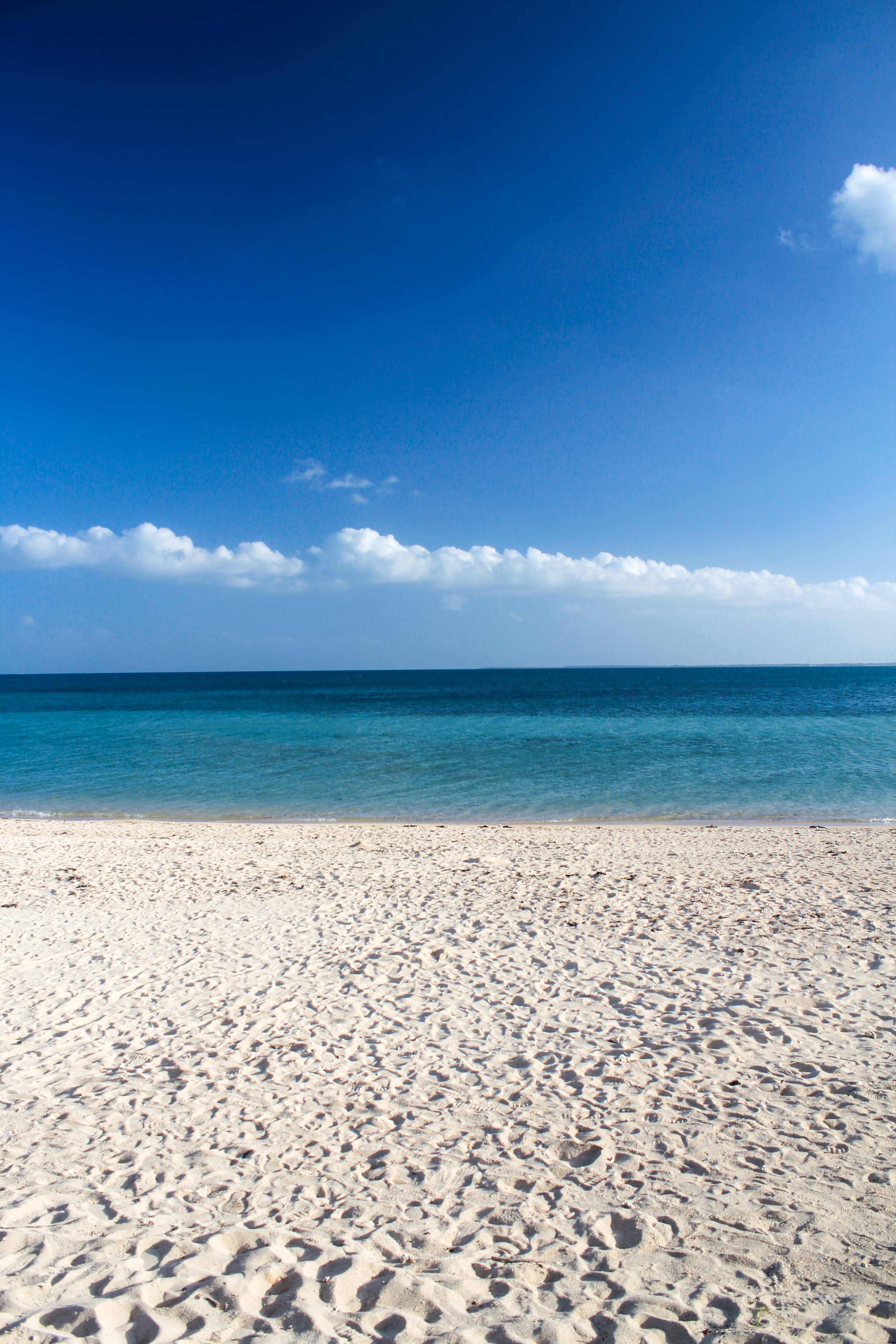 青い海 白い砂浜の写真 画像 フリー素材 ぱくたそ