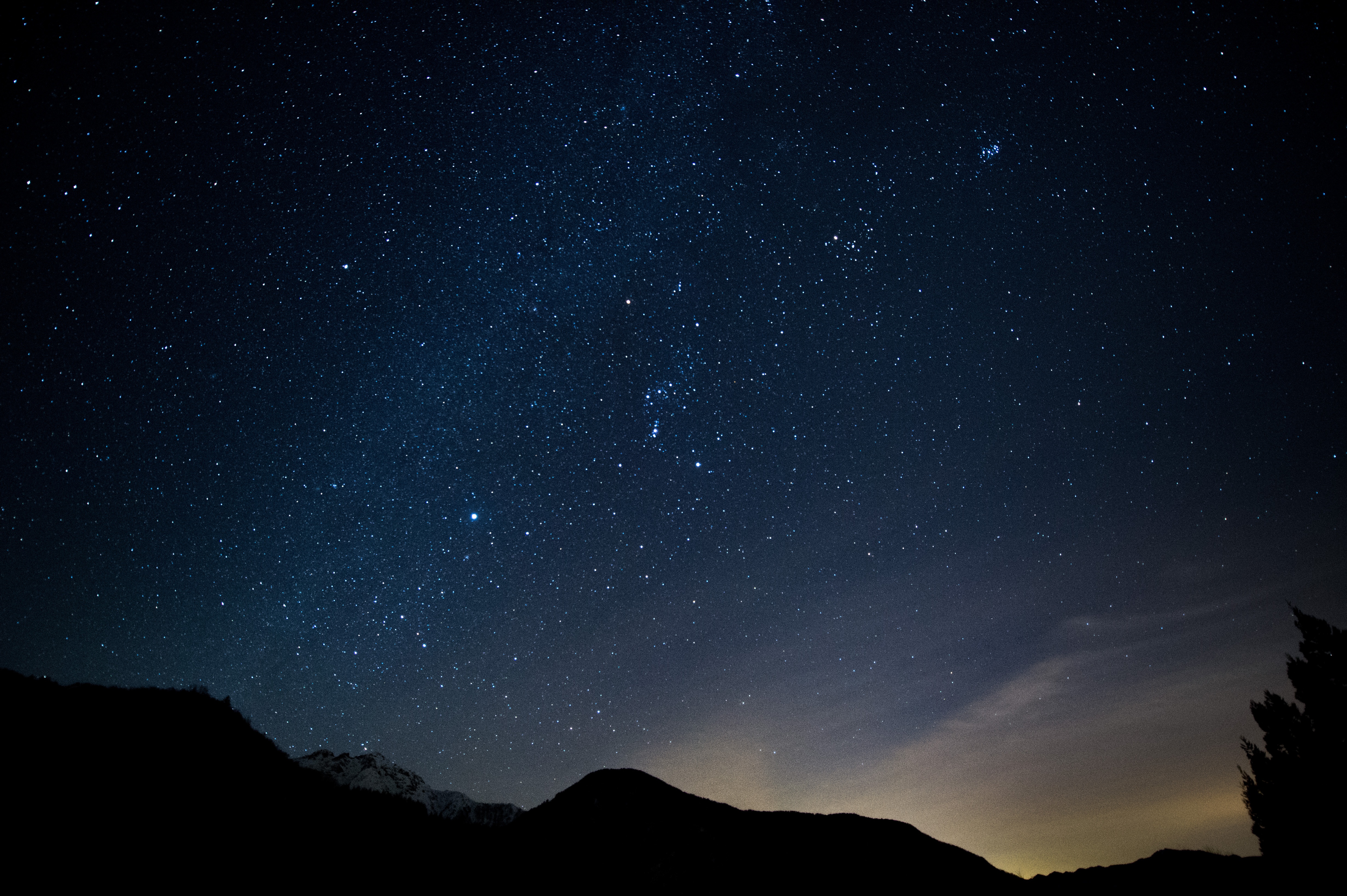 山のシルエットと星空の写真素材 ぱくたそ