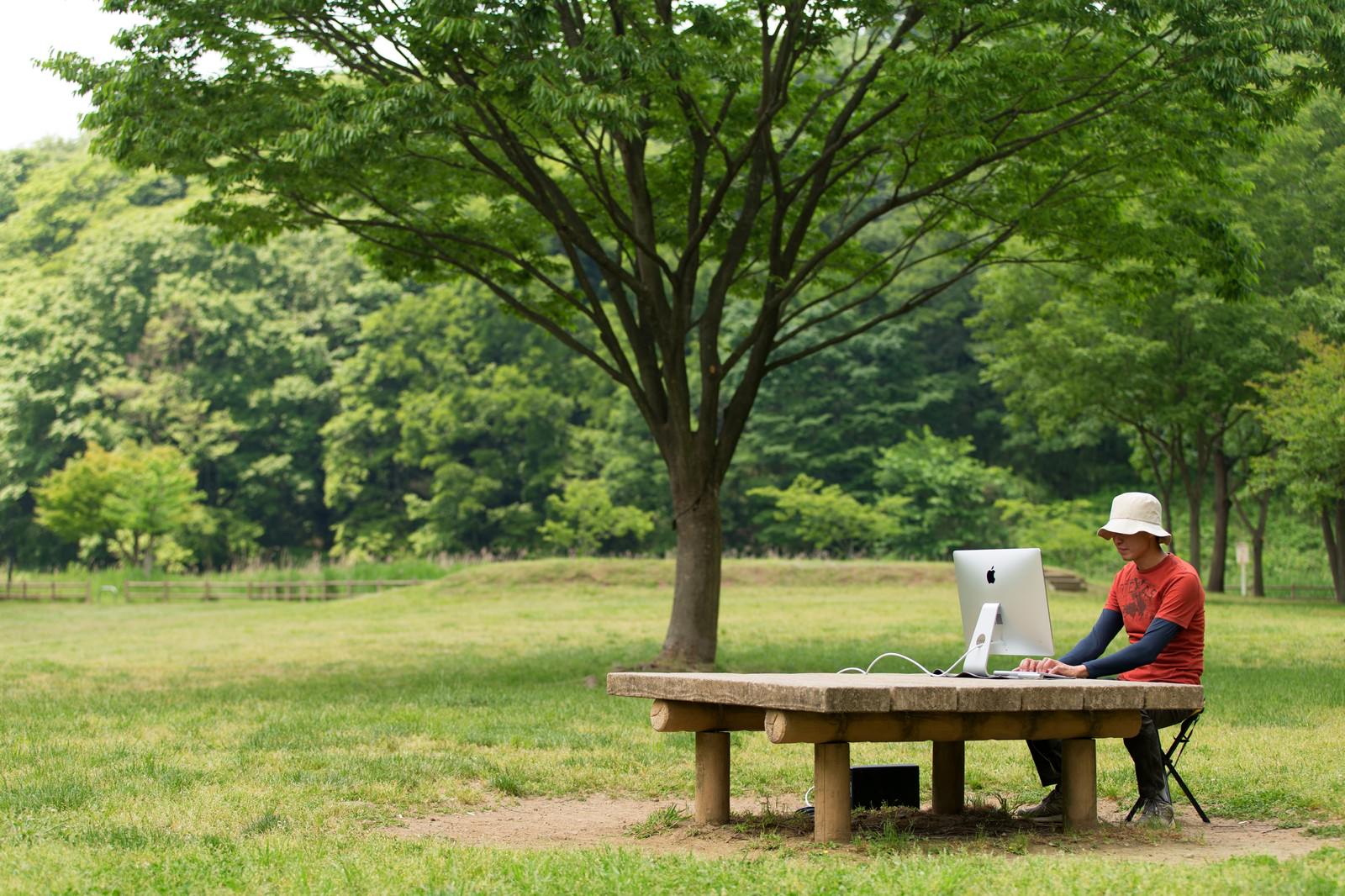 「僕の職場は緑に包まれた公園のテーブル」の写真
