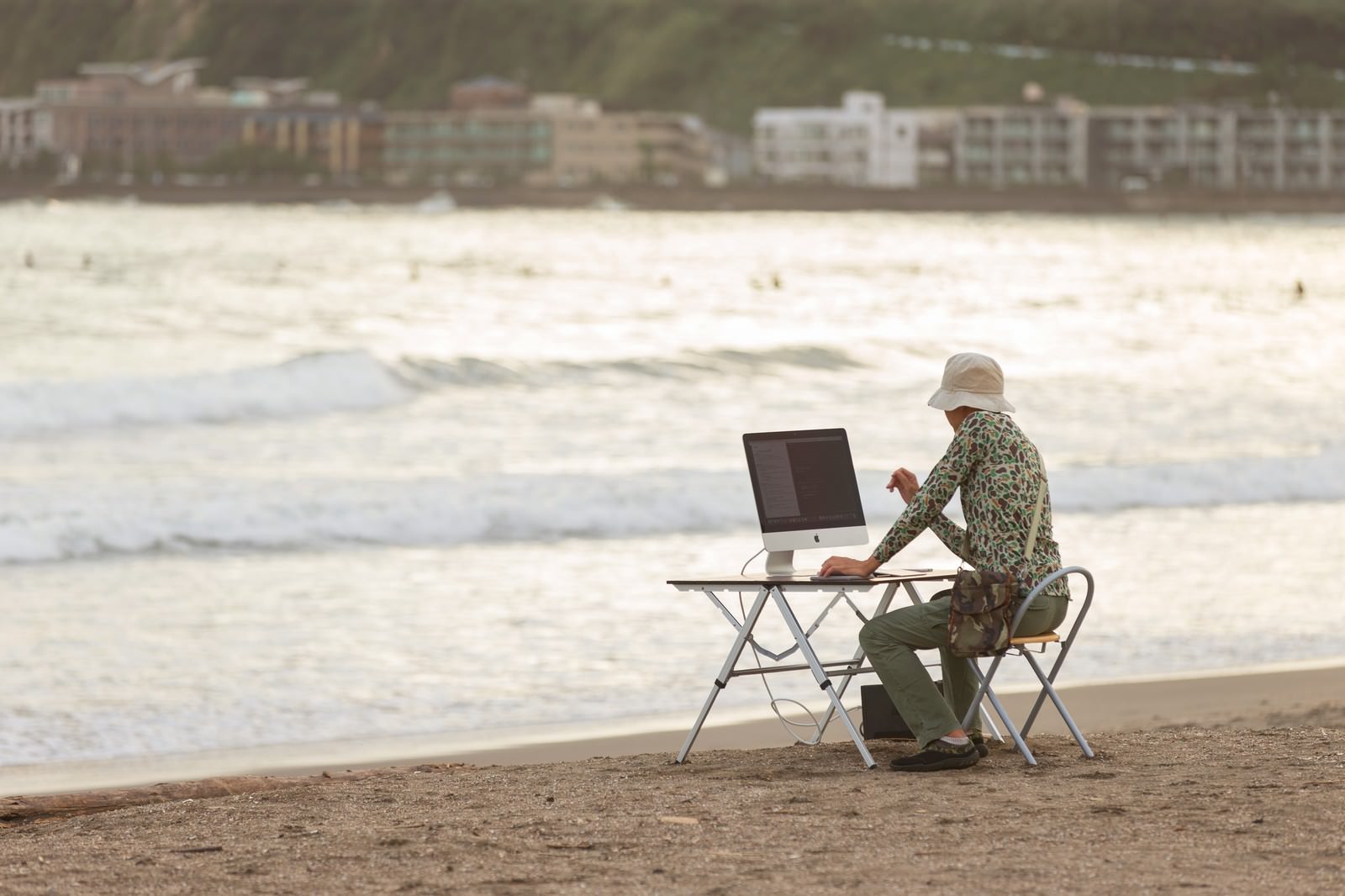 「サーフィンをしに海へ来たのに、ついついコーディングしてしまうIT戦士サーフィンをしに海へ来たのに、ついついコーディングしてしまうIT戦士」のフリー写真素材を拡大