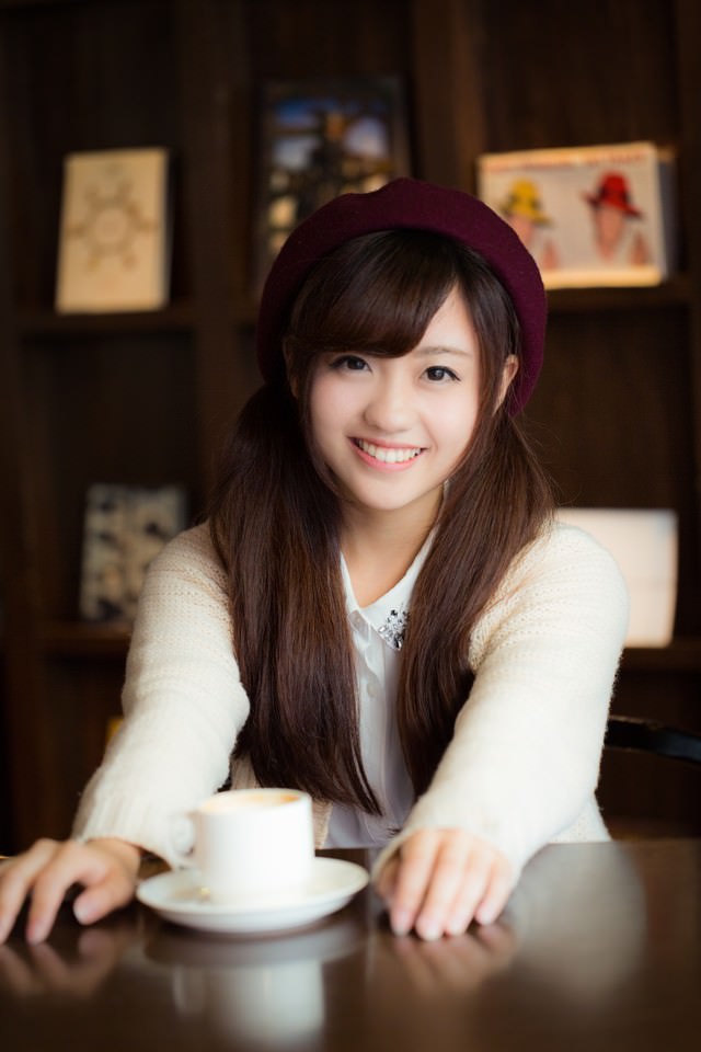 久々のデートで笑顔が溢れる彼女