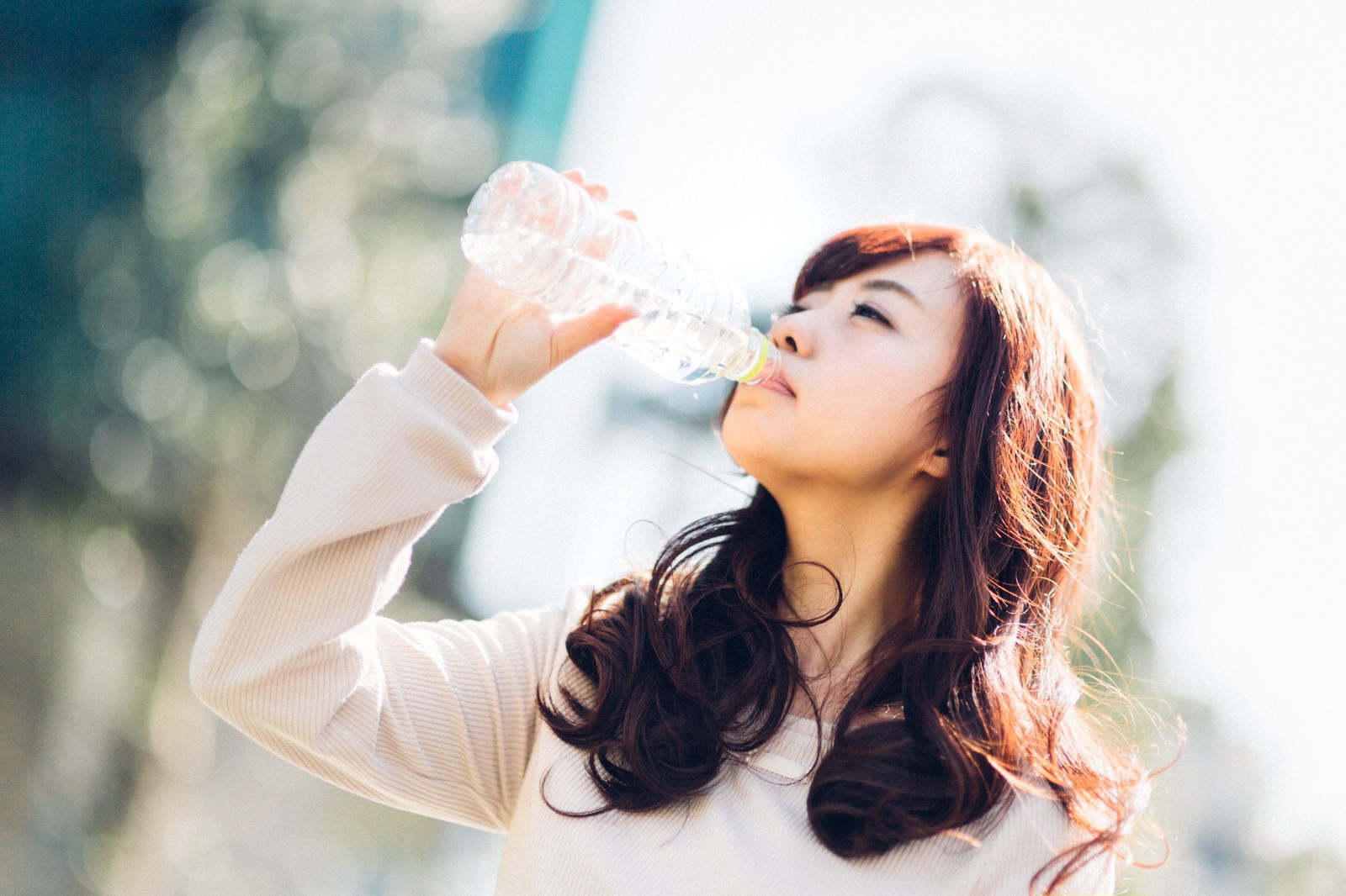 水分補給をする女性