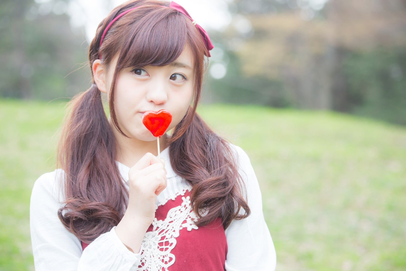 「そわそわガール」の写真［モデル：河村友歌］