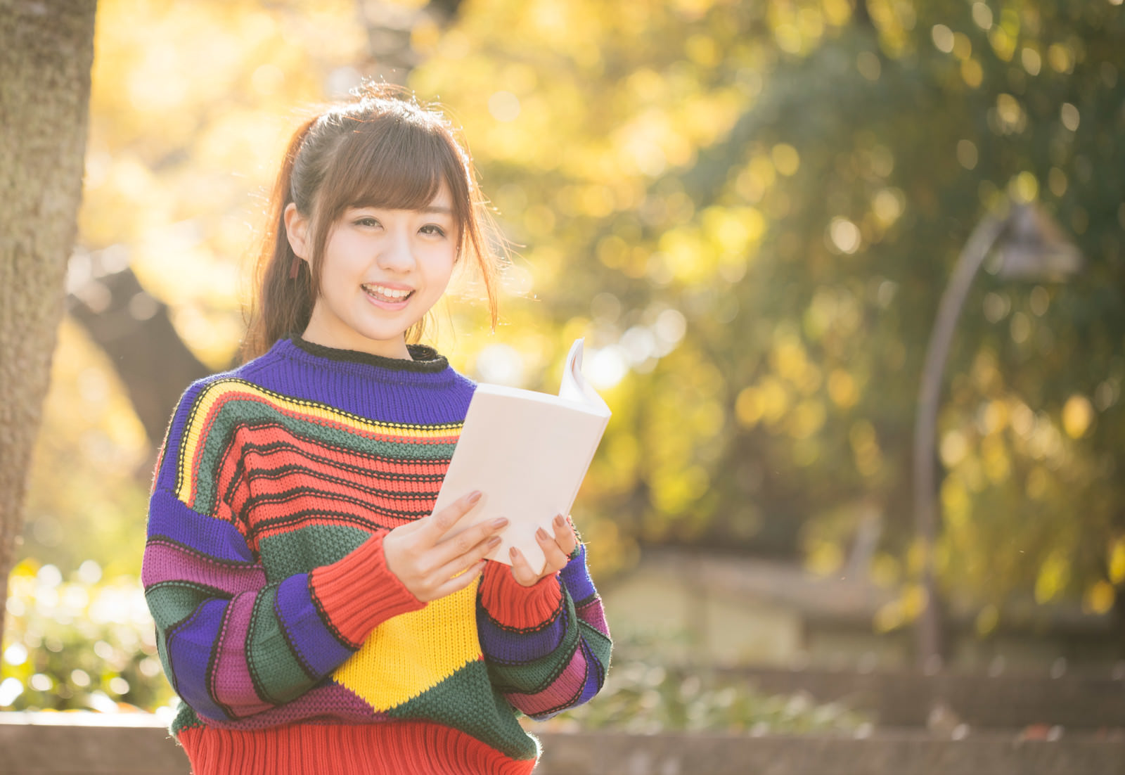 「読書の秋、紅葉に包まれる80s風女子読書の秋、紅葉に包まれる80s風女子」［モデル：河村友歌］のフリー写真素材を拡大