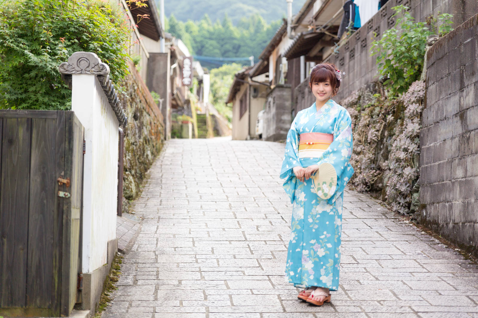 「浴衣観光（伊万里市大川内山）浴衣観光（伊万里市大川内山）」［モデル：河村友歌］のフリー写真素材を拡大