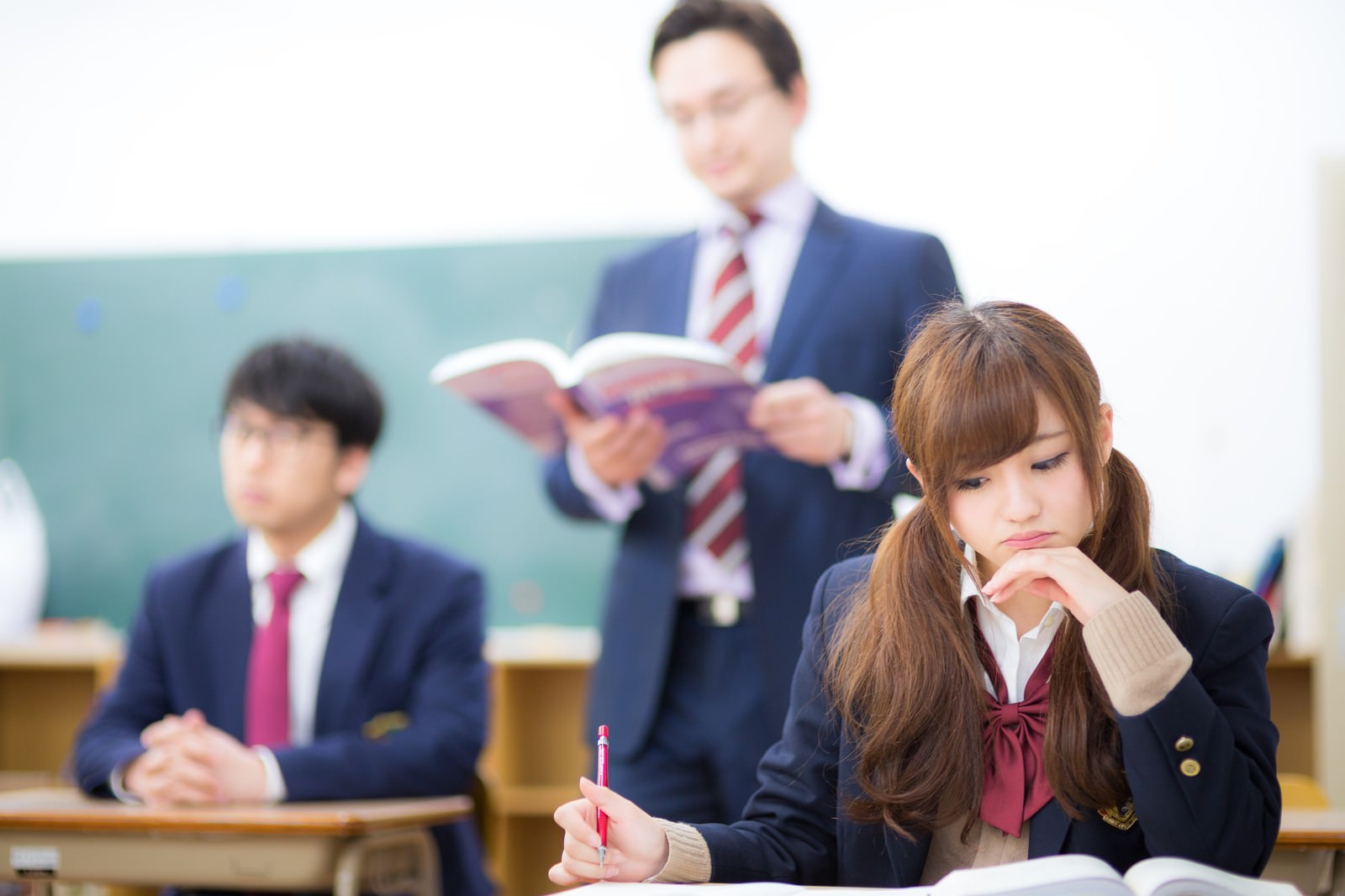 「勉学に励む生徒と勉学を諦めた生徒。学校生活における格差社会」の写真［モデル：Max_Ezaki 河村友歌 大川竜弥］