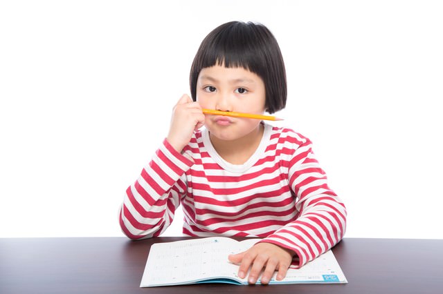 宿題に飽きた小学生