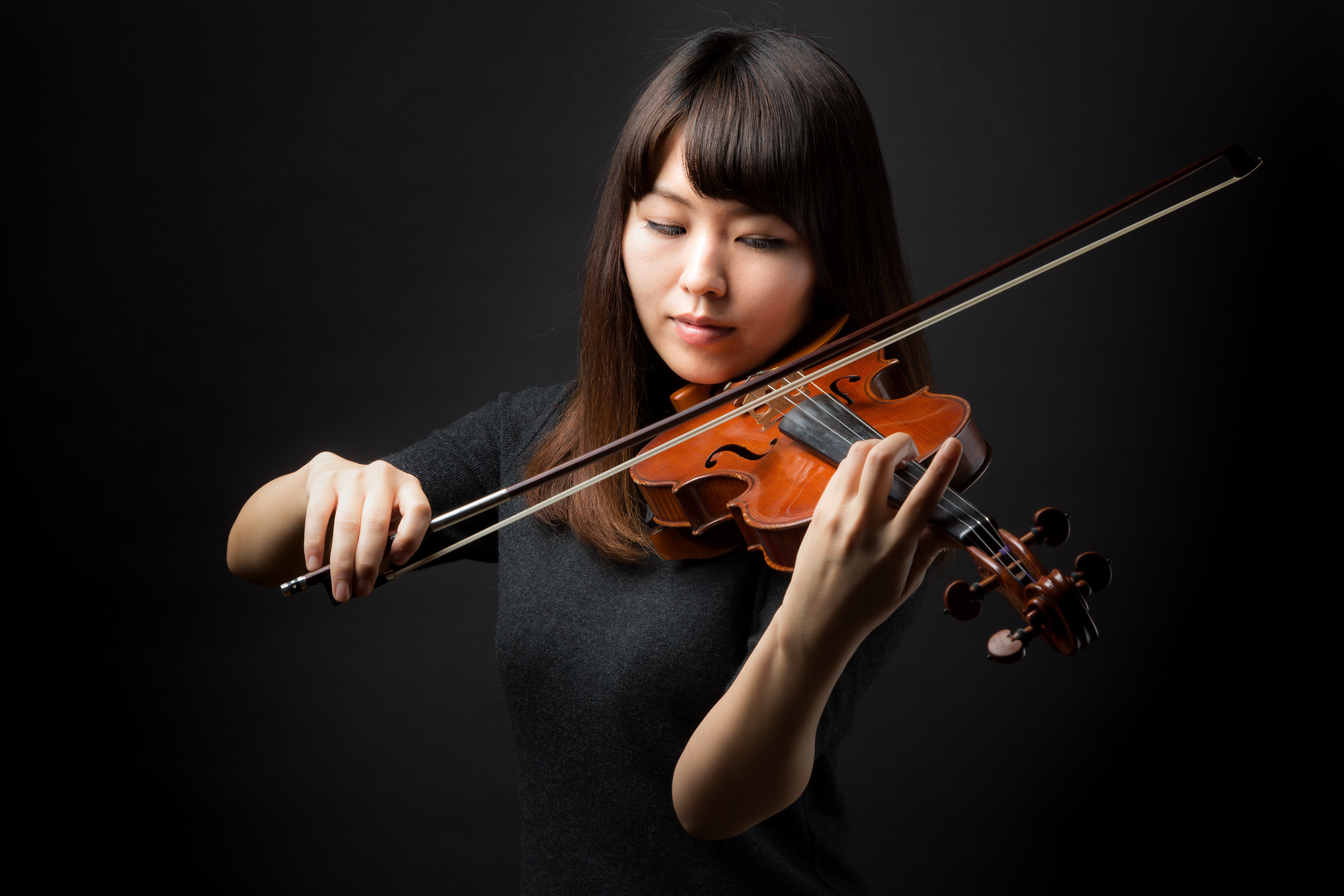 ヴァイオリン演奏中の女性の写真を無料ダウンロード フリー素材 ぱくたそ