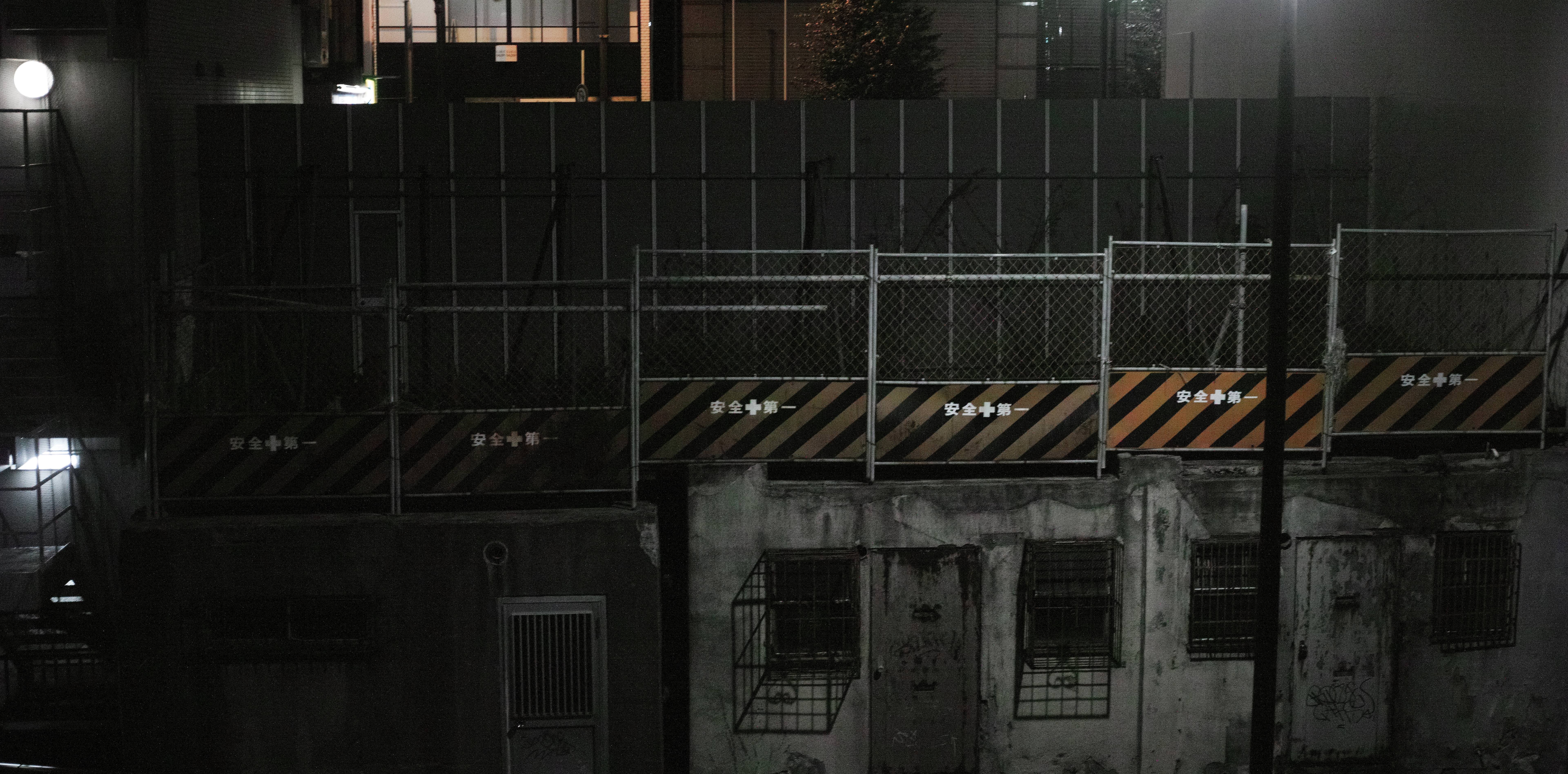 安全第一夜間の工事現場の写真を無料ダウンロード フリー素材 ぱくたそ