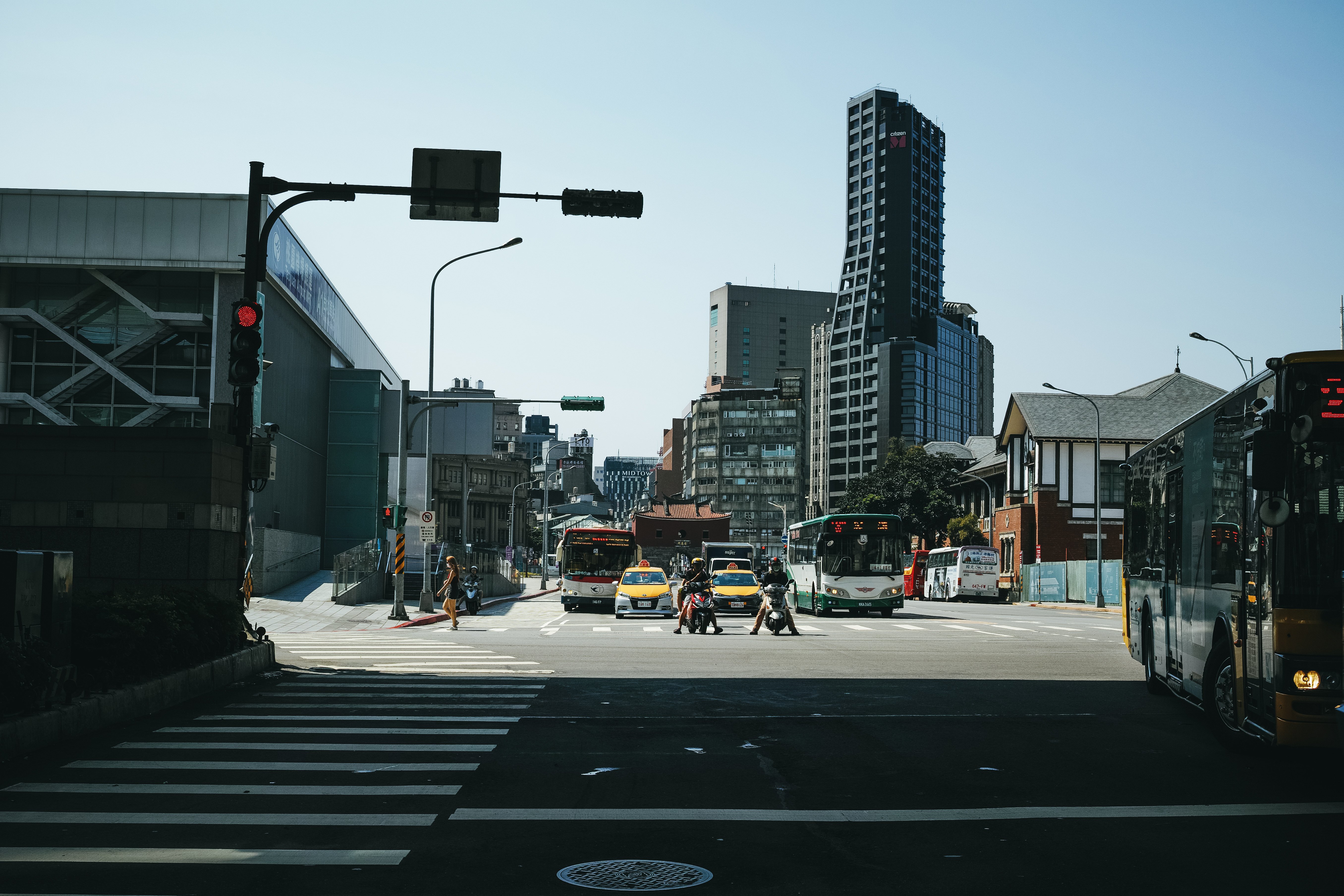 信号待ちするバイクと車 台北 の写真を無料ダウンロード フリー素材 ぱくたそ