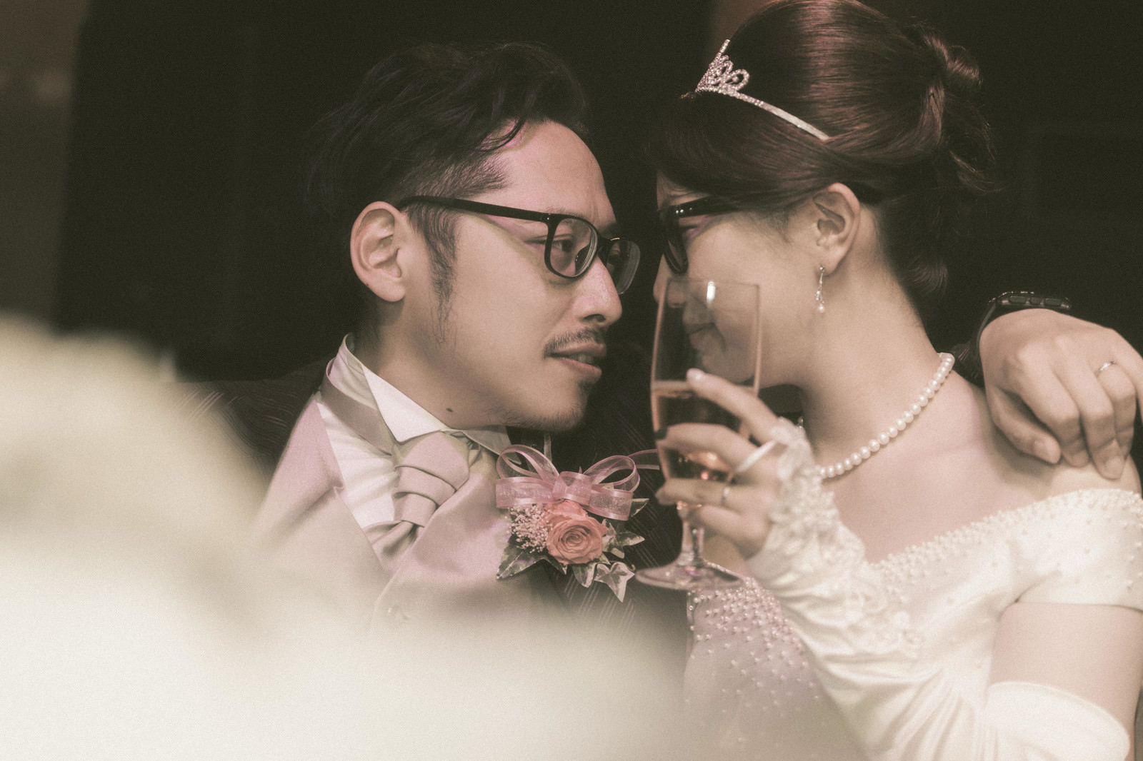 「「今日の俺のネクタイ、決まってるだろ……」と新婦に語りかける新郎。 | フリー素材のぱくたそ」の写真