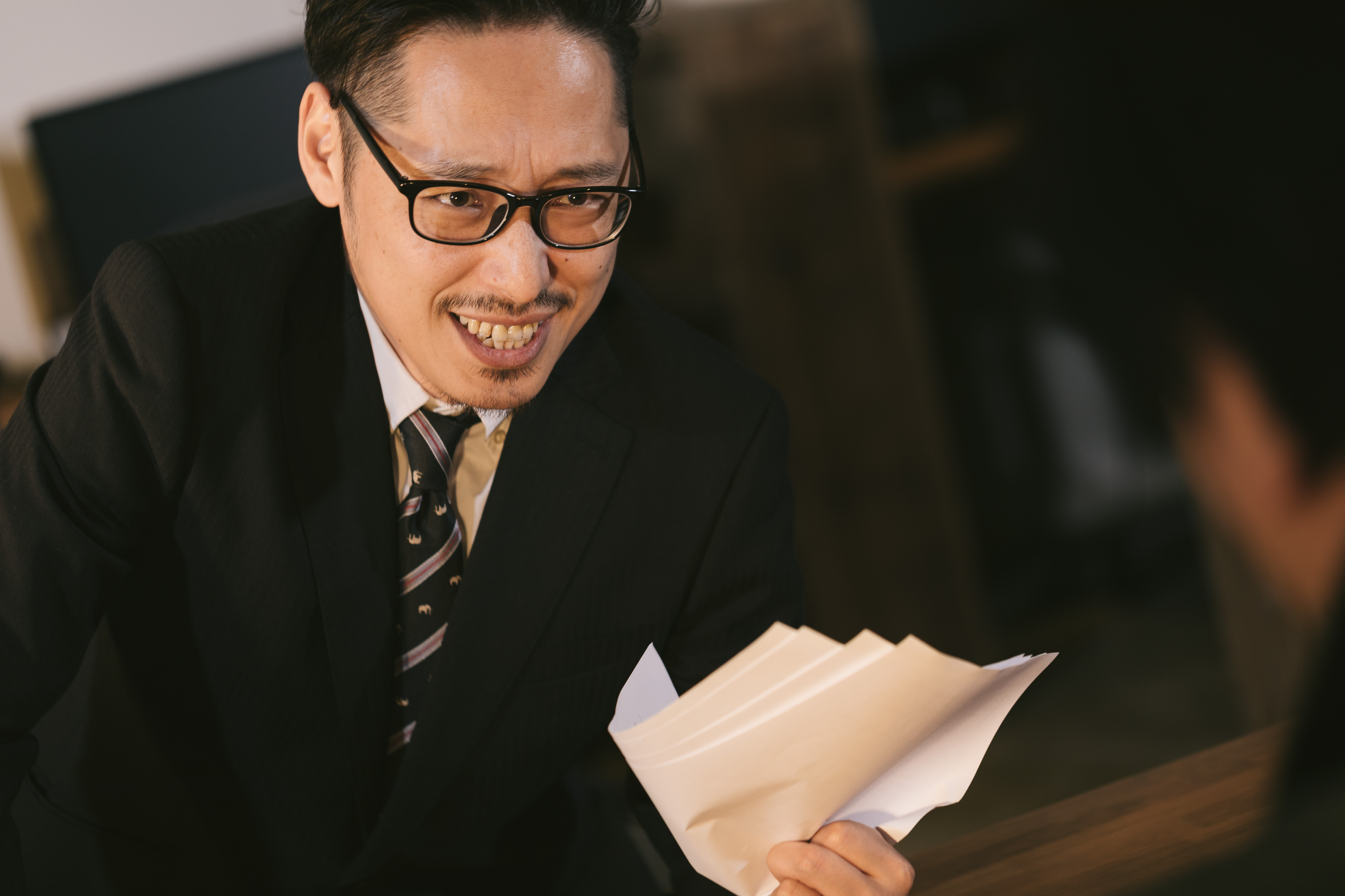 怪しい儲け話を持ちかけてくるスーツ姿の男性の写真を無料ダウンロード フリー素材 ぱくたそ