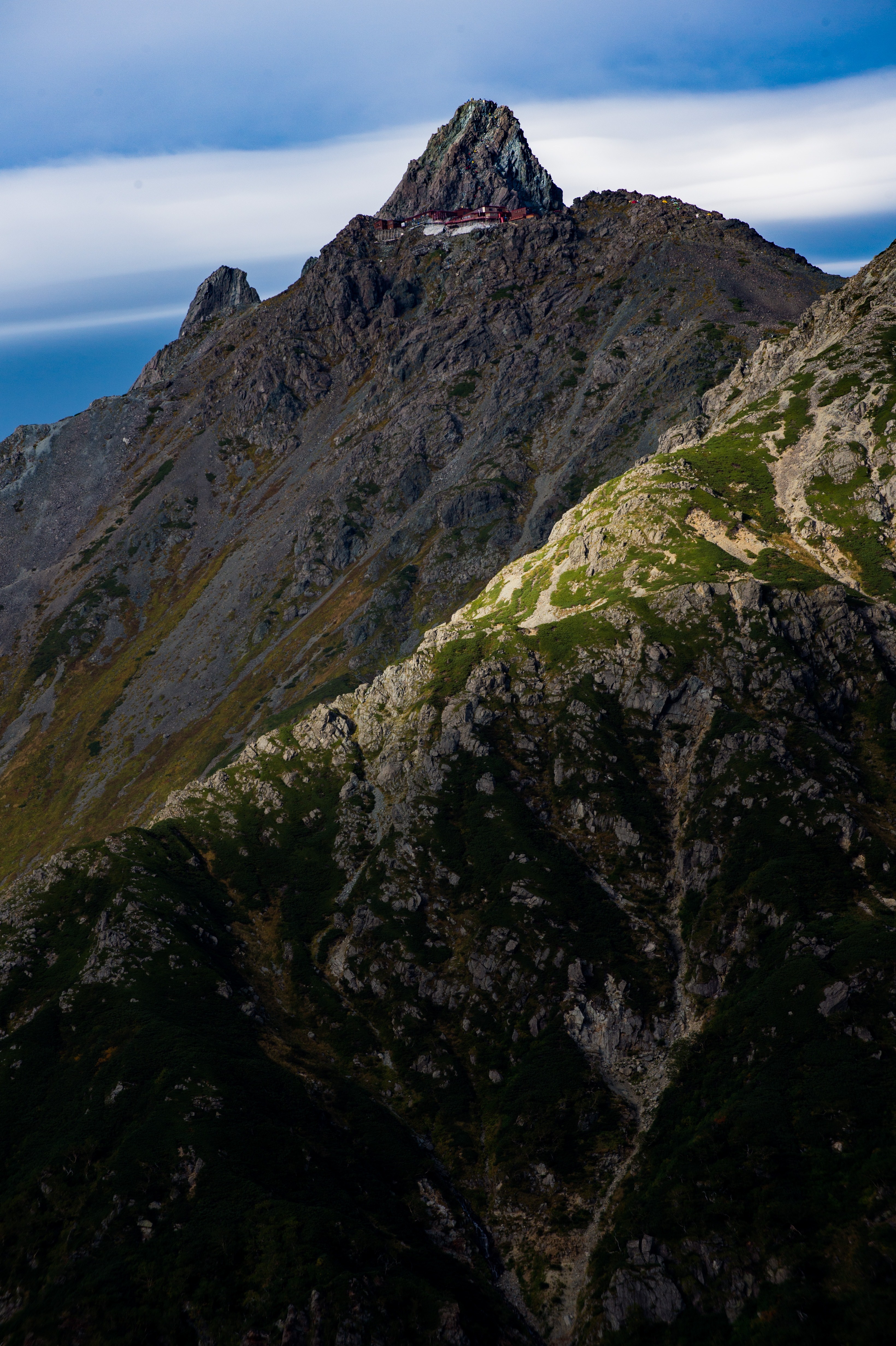 槍ヶ岳山頂と槍ヶ岳山荘の写真を無料ダウンロード フリー素材 ぱくたそ 槍ヶ岳山頂と槍ヶ岳山荘の写真を無料ダウンロード フリー素材 ぱくたそ