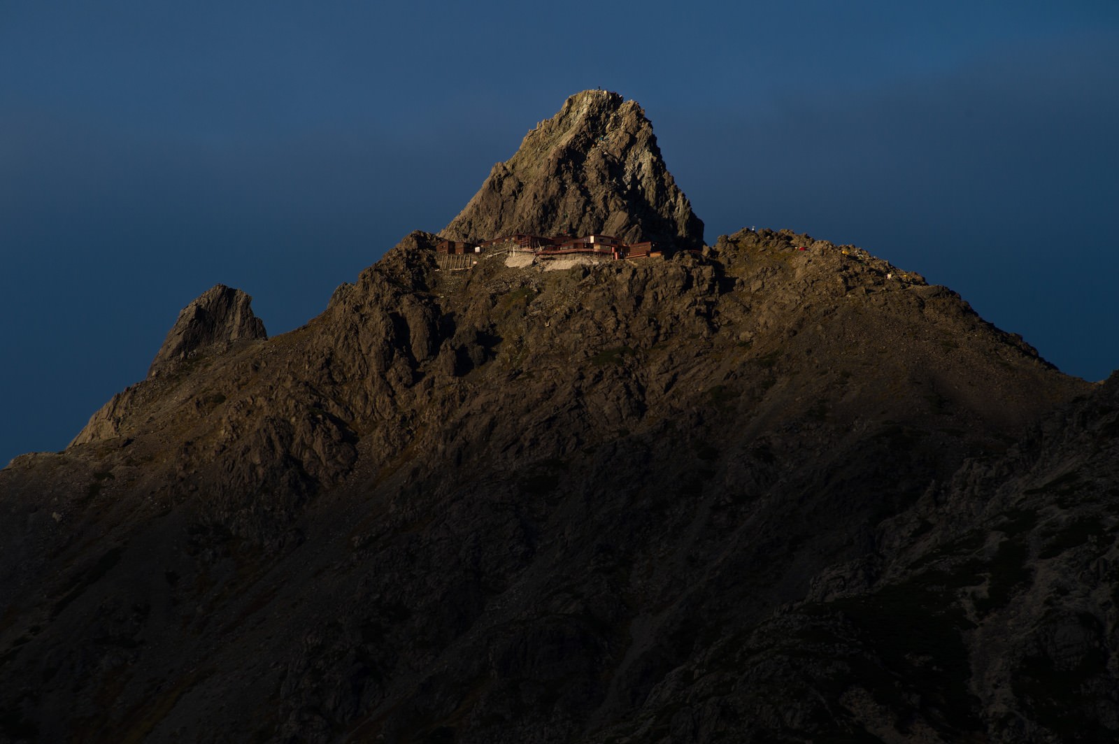 標高3000mにある北アルプスの槍ヶ岳山荘の写真を無料ダウンロード フリー素材 ぱくたそ