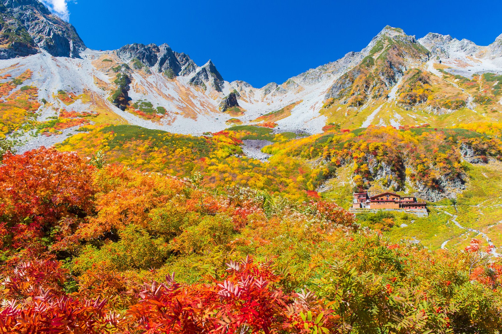 絶景の紅葉が見られる北アルプス涸沢カールのフリー素材 ぱくたそ