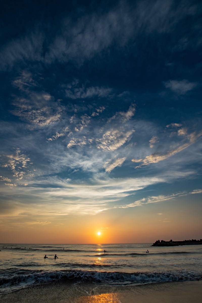 ã€Œä¸€å®®æµ·å²¸ã¨ã‚µãƒ¼ãƒ•ã‚¡ãƒ¼ï¼ˆæœç„¼ã‘ï¼‰ã€ã®å†™çœŸ