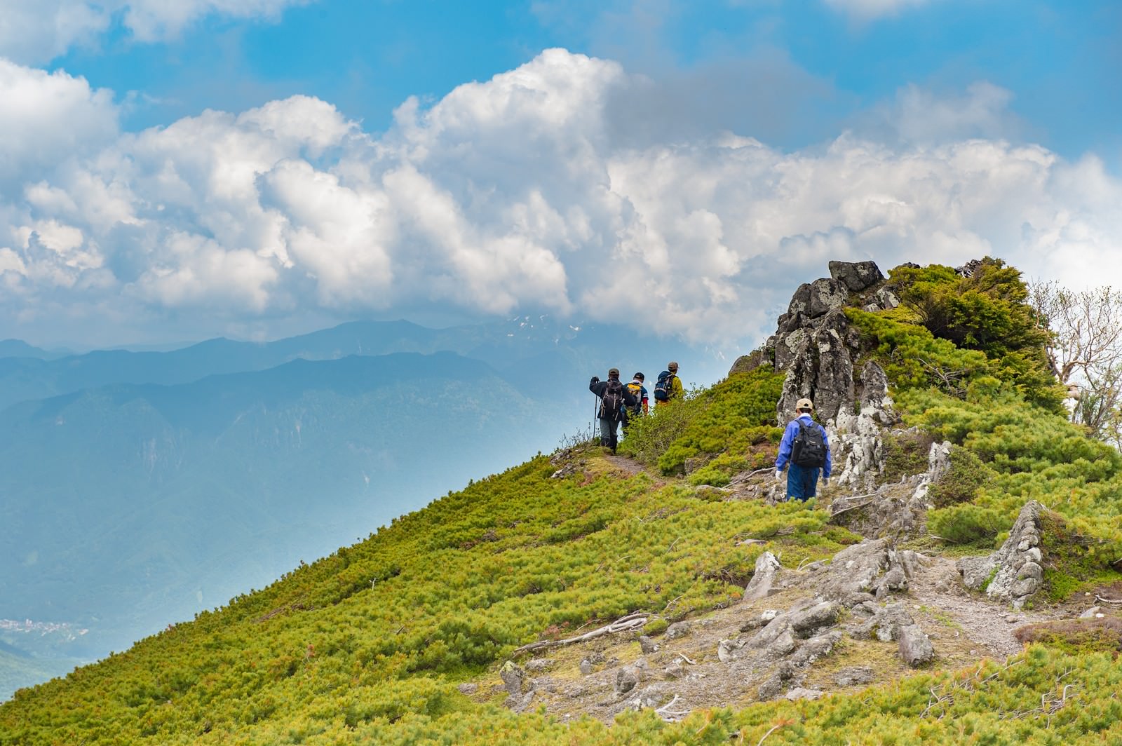 夏の雲と乗鞍新登山道の稜線の写真 画像 を無料ダウンロード フリー素材のぱくたそ