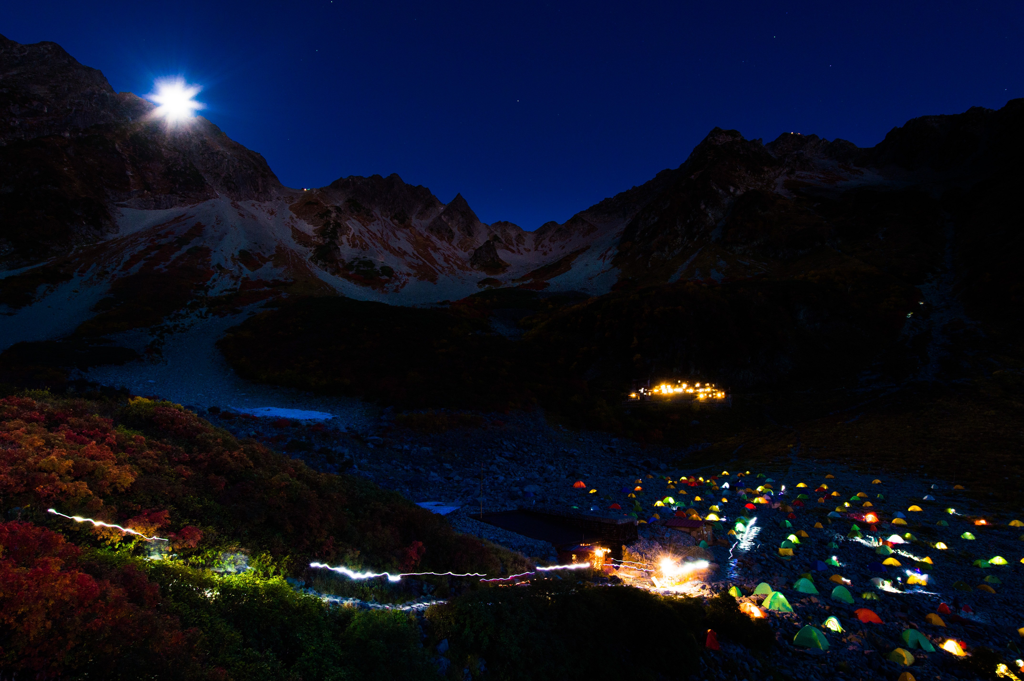 涸沢カールのテント村と月光ダイアモンド奥穂高岳の写真素材 ぱくたそ