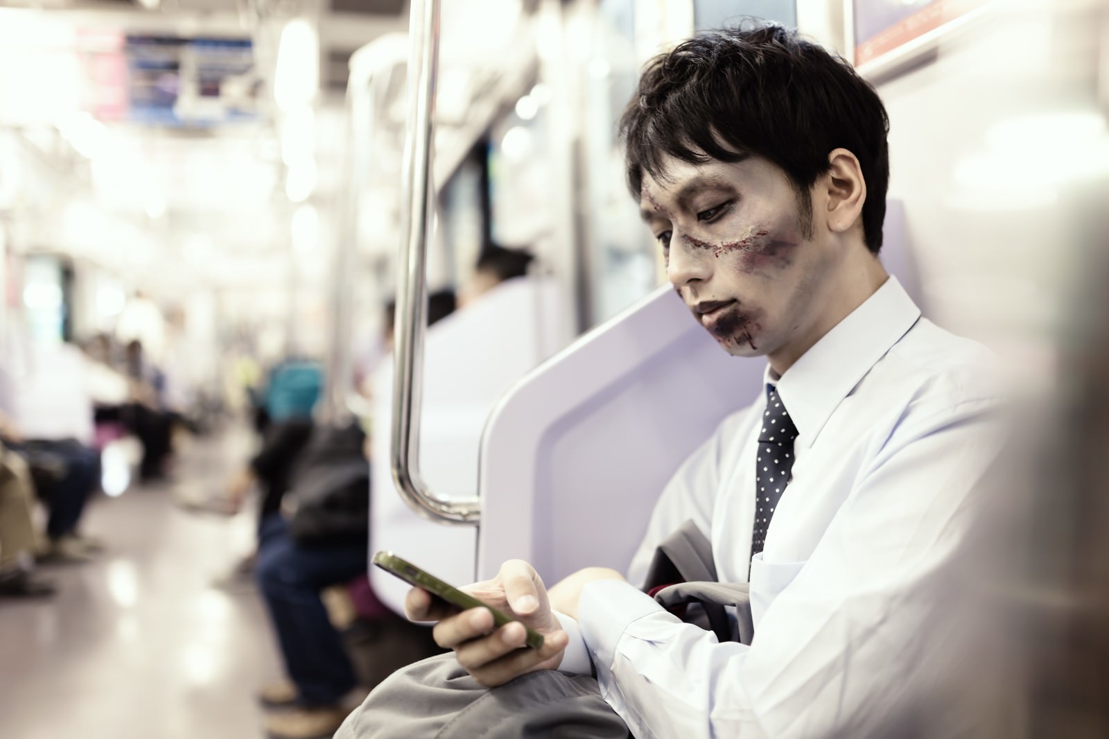 電車通勤中に今日のパンデミックをチェックする意識高めの社畜ゾンビの写真 画像 フリー素材 ぱくたそ
