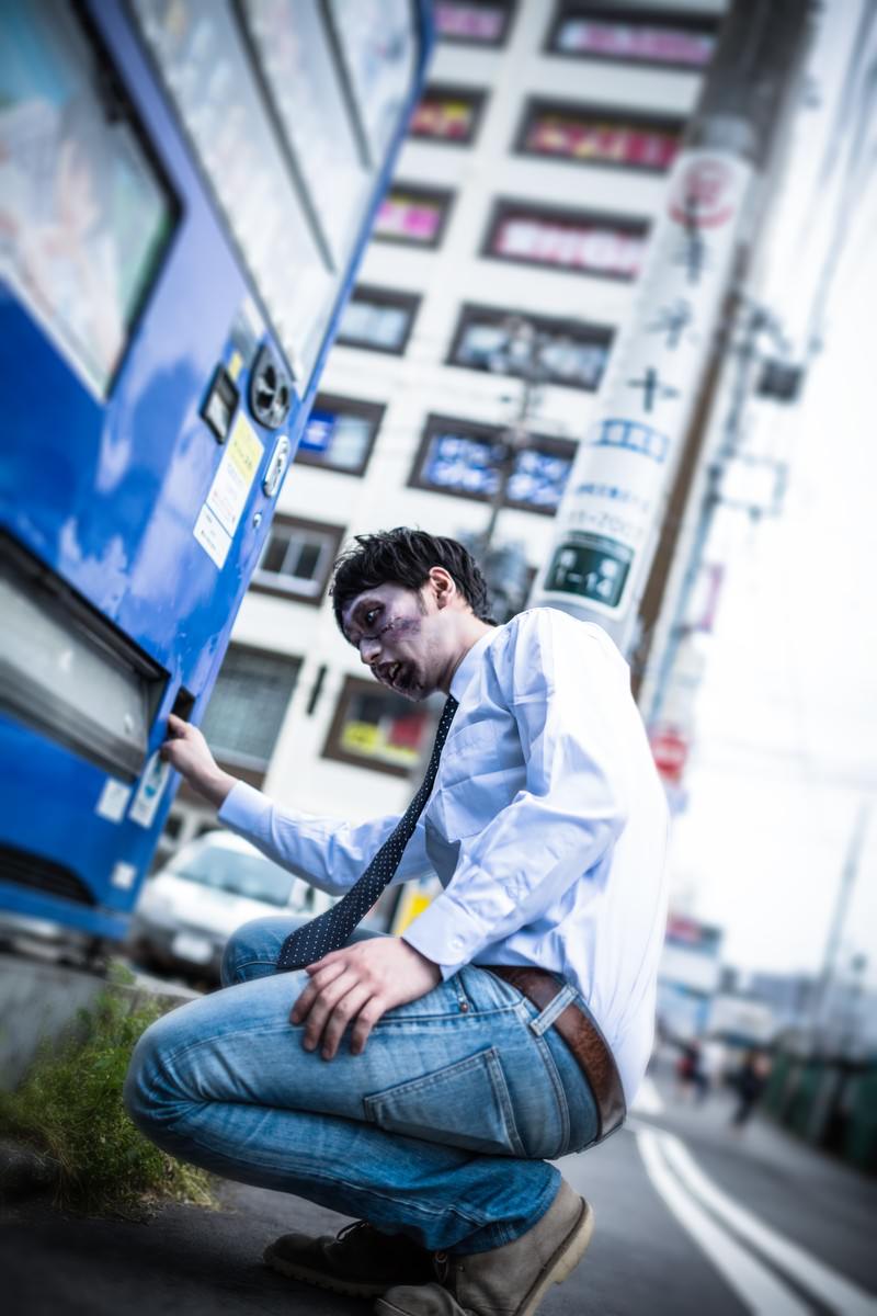 「自販機で銭ゲバゾンビ」の写真［モデル：大川竜弥］