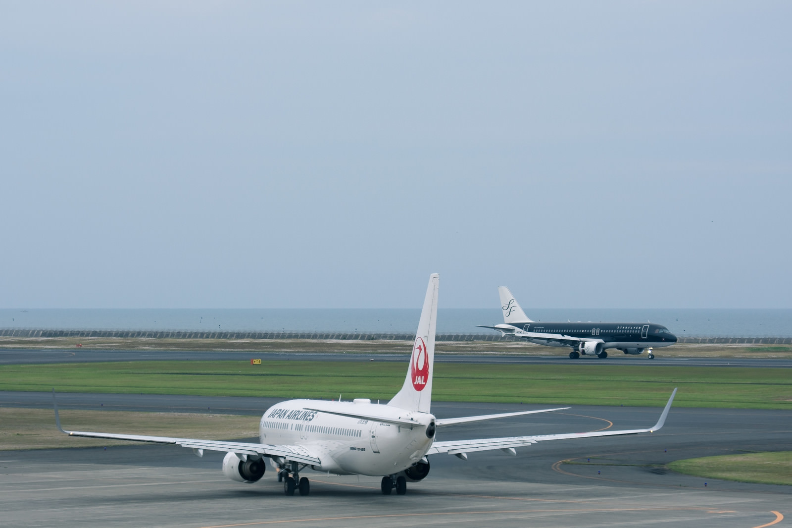 「離陸開始ポイントの飛行機と着陸機（山口宇部空港）」の写真