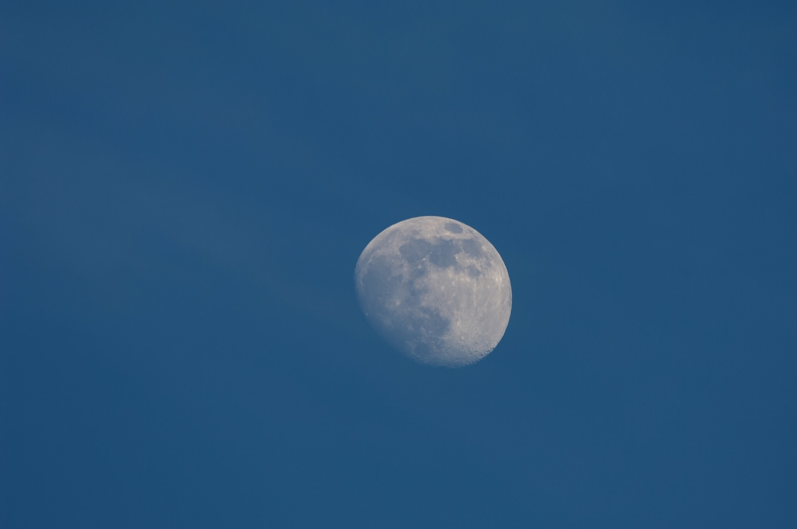 昼間の月 十日夜の月 の写真素材 ぱくたそ