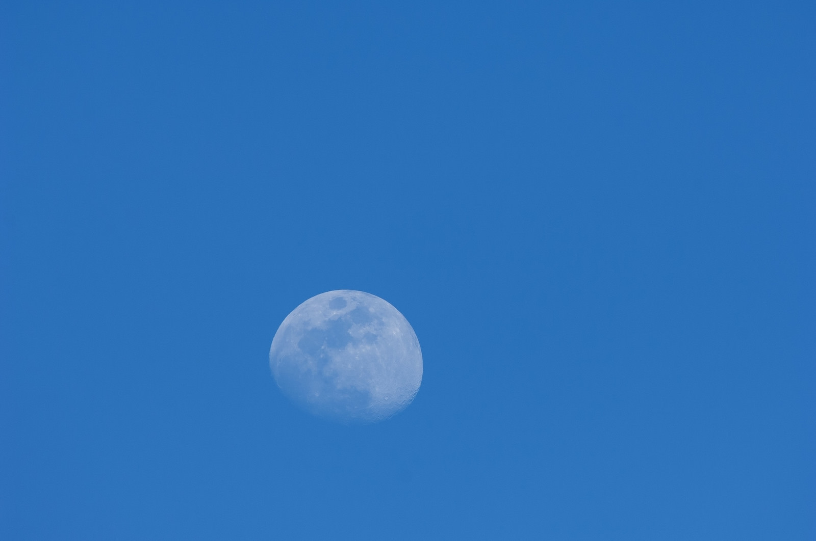 青空の中の白い月の写真素材 ぱくたそ