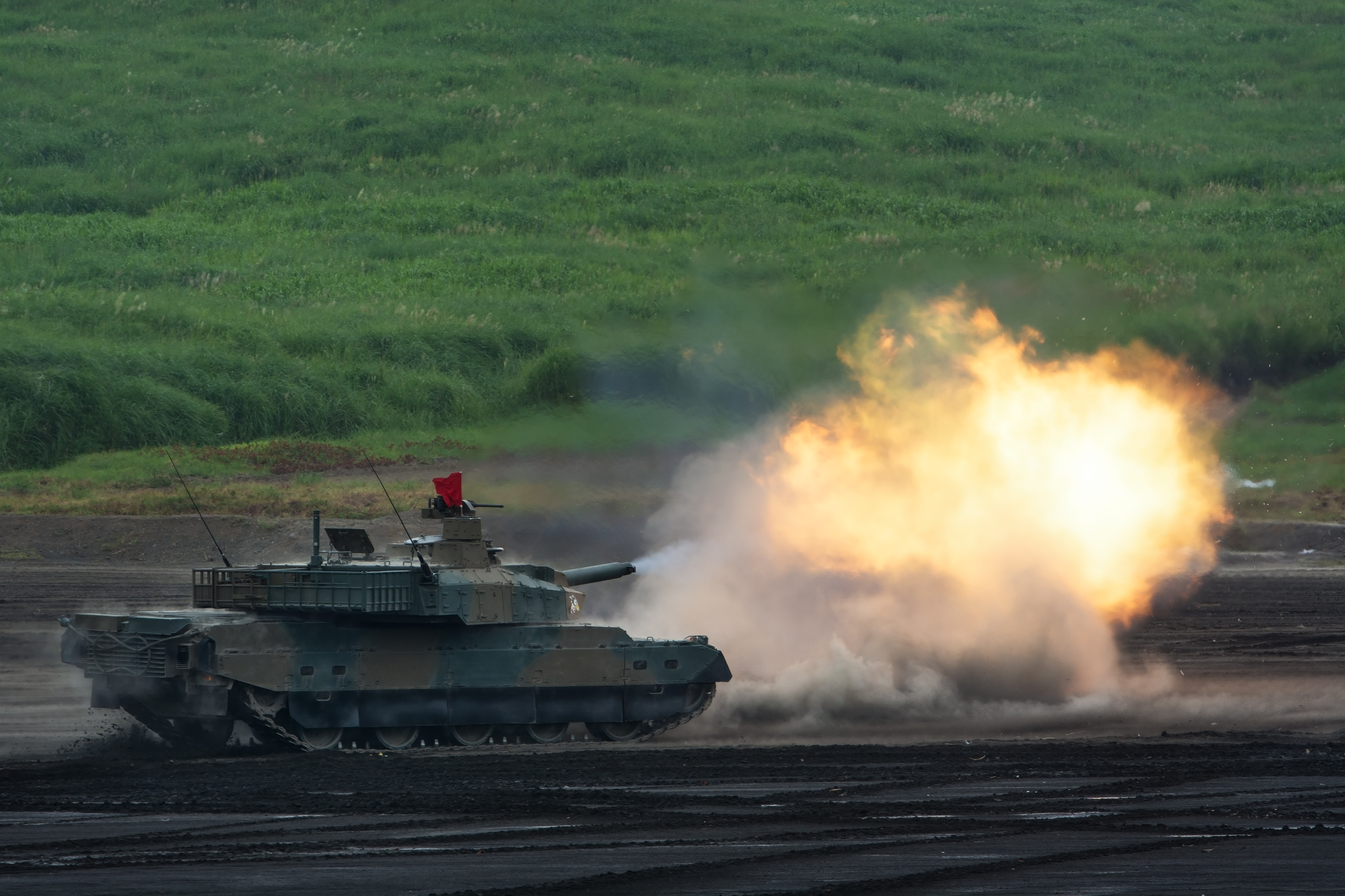 撃て 10式戦車 の写真素材 ぱくたそ