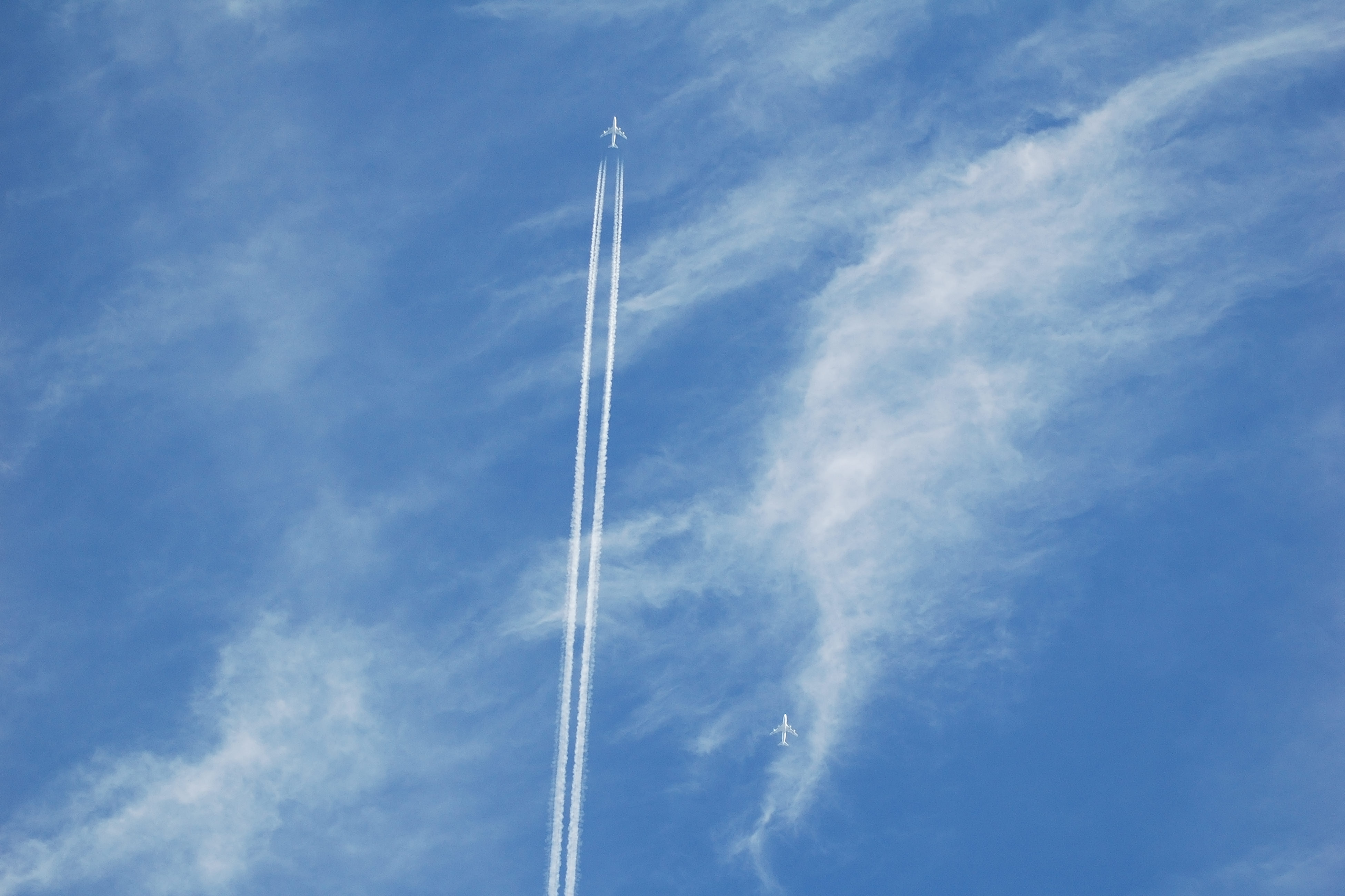空に真っすぐ描かれた飛行機雲の無料の写真素材 フリー素材 をダウンロード ぱくたそ