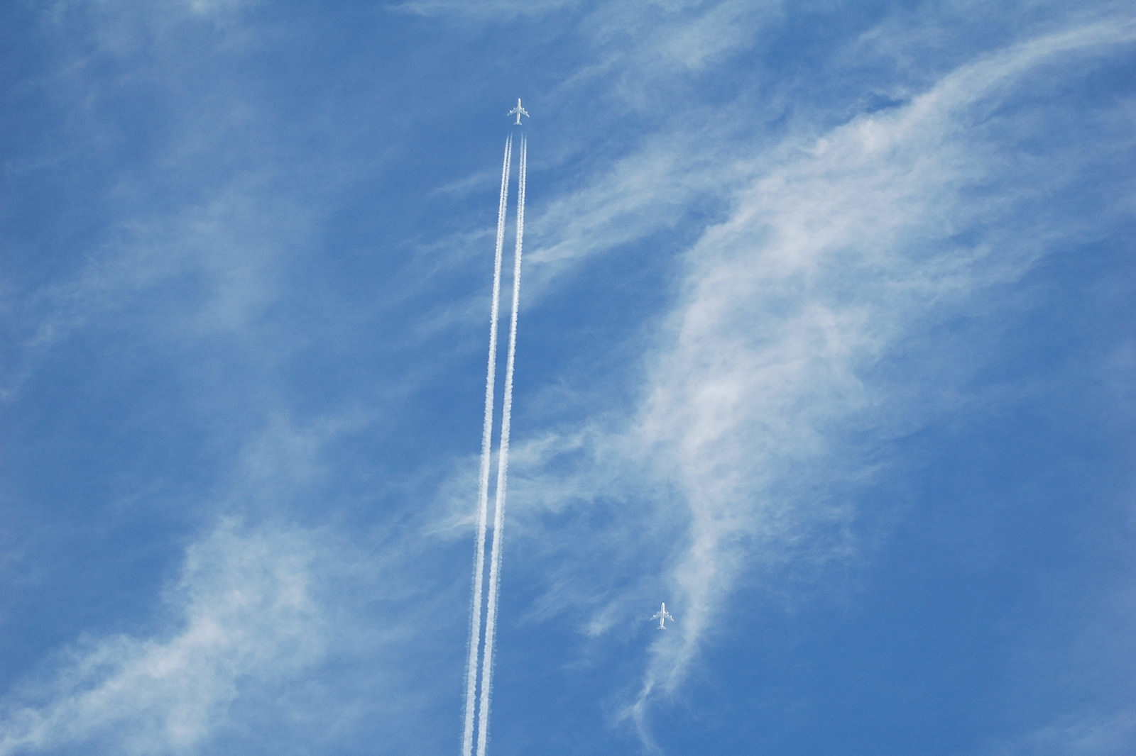 空に真っすぐ描かれた飛行機雲の写真を無料ダウンロード フリー素材 ぱくたそ