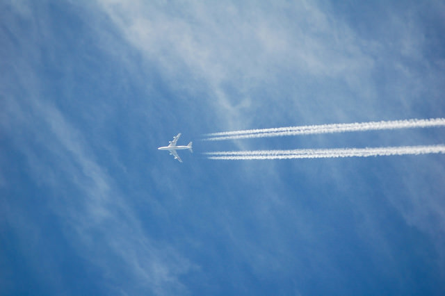 高空を進む（飛行機雲）