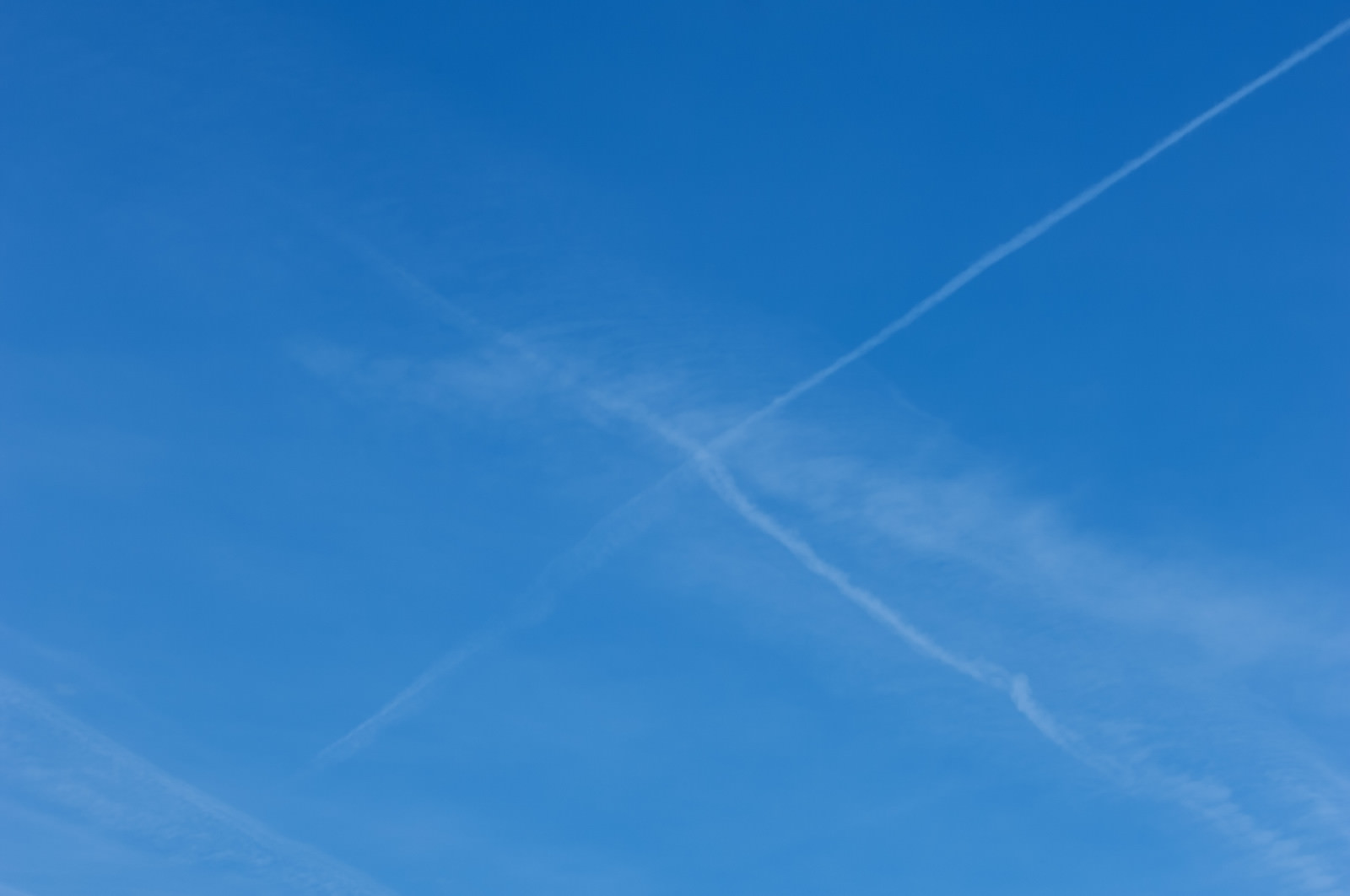 飛行機雲が交差して消えていくのフリー素材 ぱくたそ