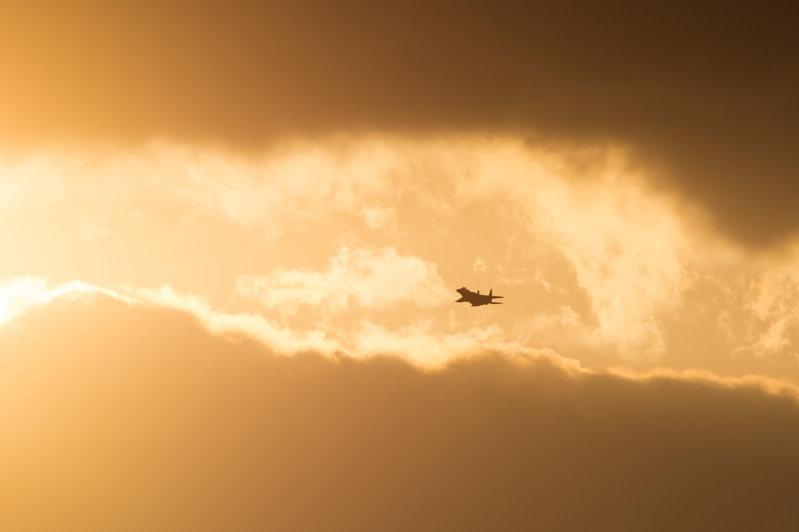 雲分かち現れる鋼鉄の鷲 F 15 の写真 画像 を無料ダウンロード フリー素材のぱくたそ