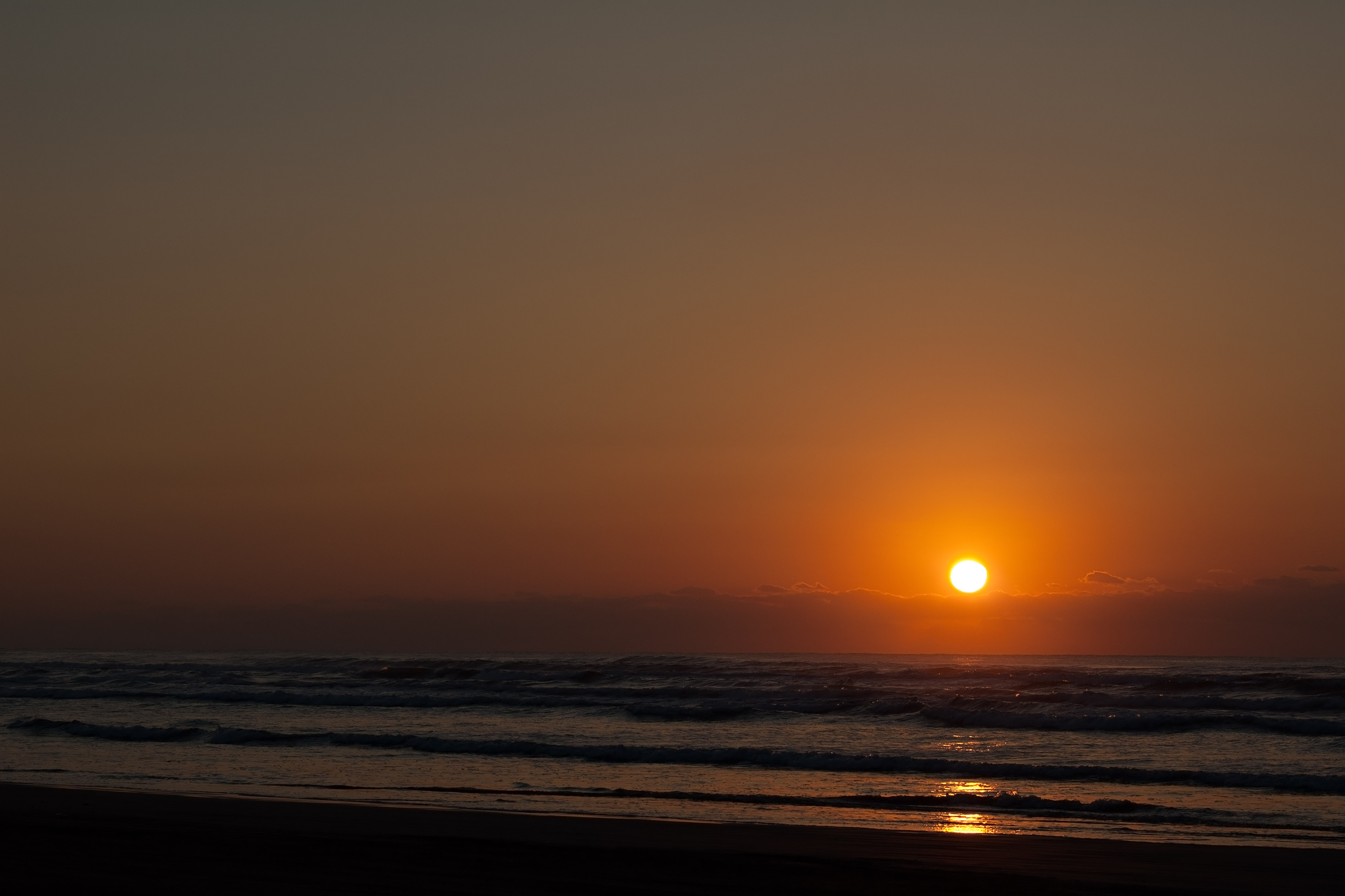 日本海に沈む夕日の写真素材 ぱくたそ