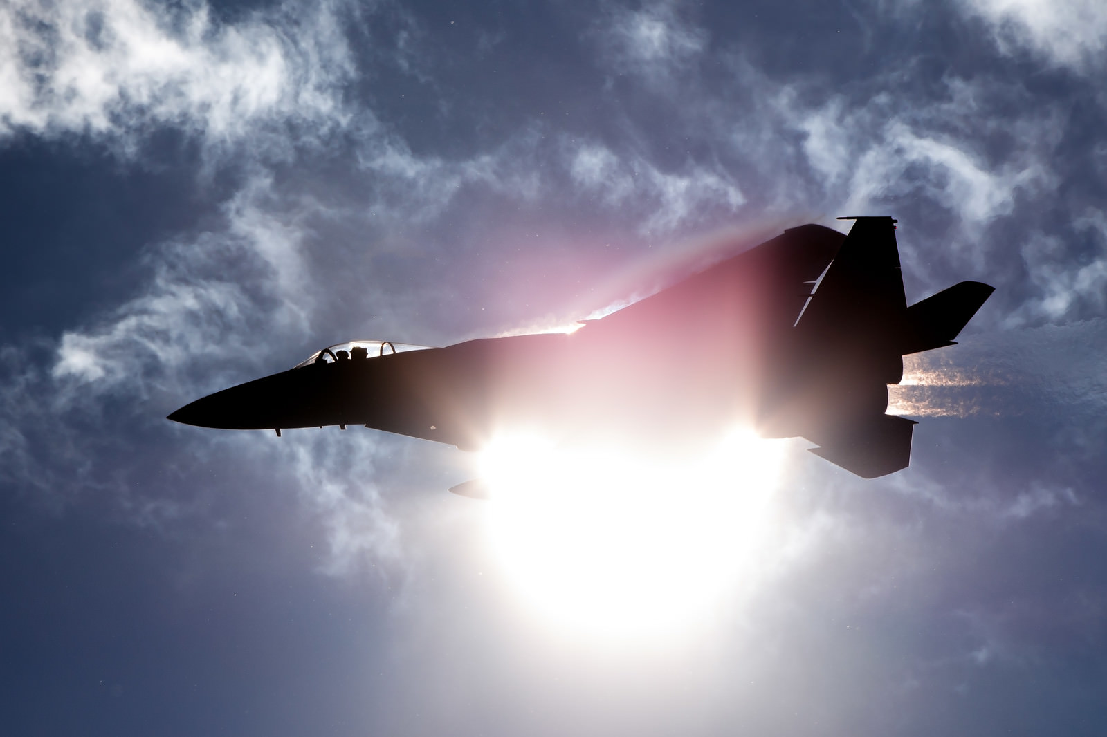 太陽と重なるf 15 306飛行隊 の写真素材 ぱくたそ