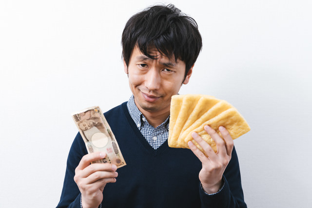 「油揚げを買い占める大富豪」のフリー写真素材