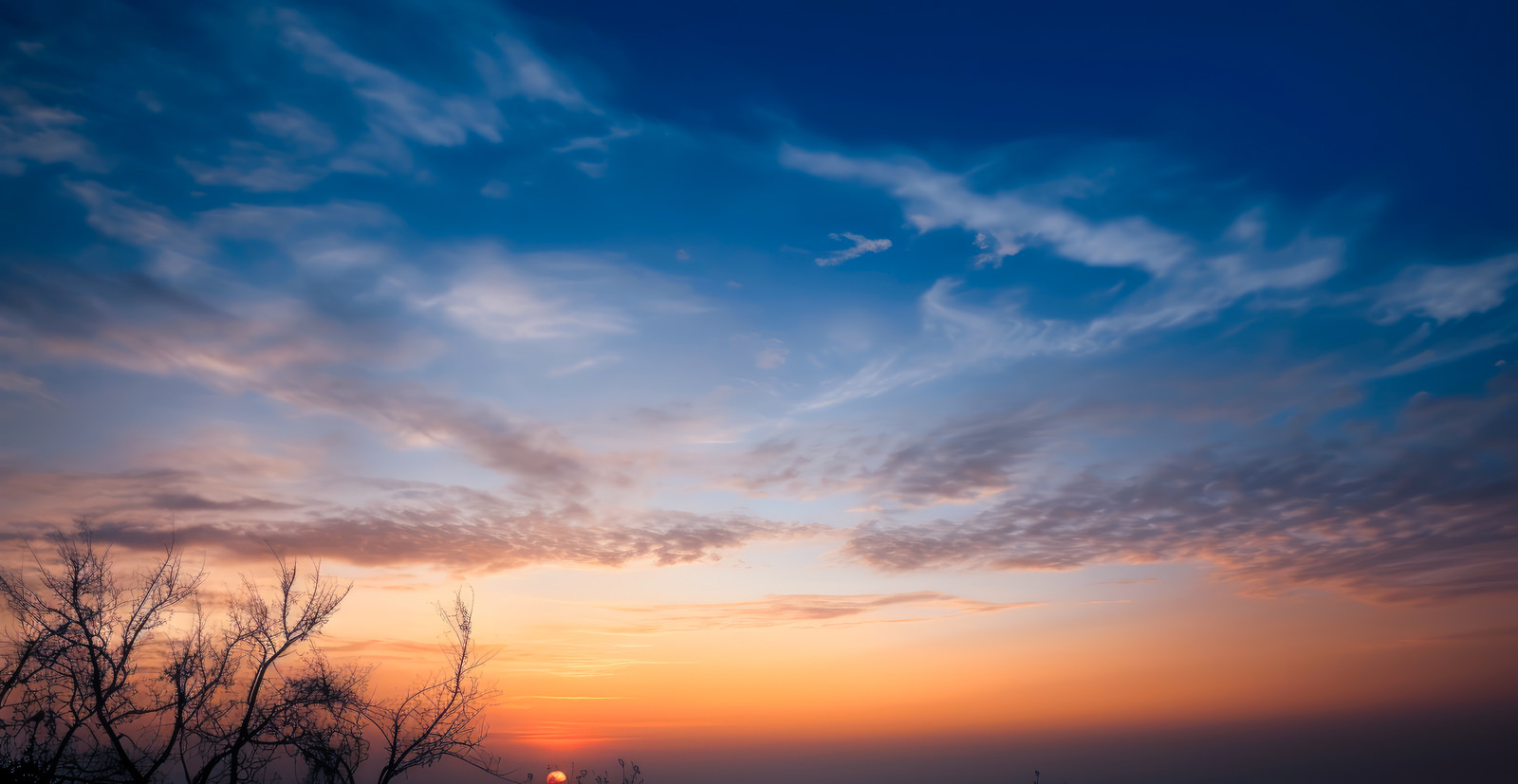 夕暮れ 夕焼け,夕暮れ,日没,黄昏,サンセット,静寂,の無料のAI画像素材