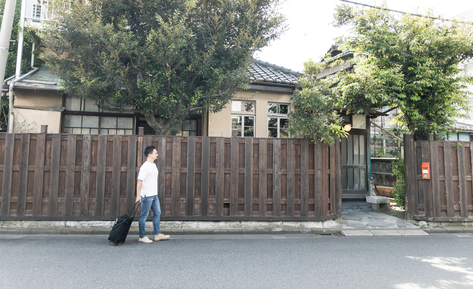 「古民家にやってきた外国人観光客」の写真［モデル：Max_Ezaki］