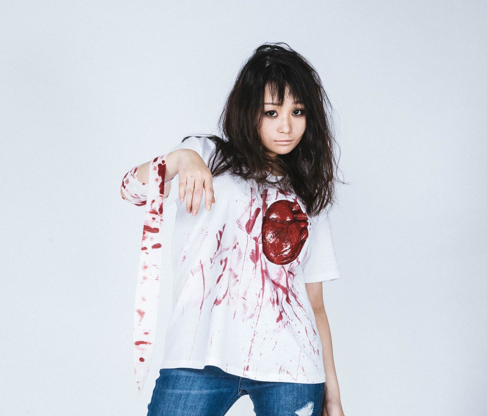 心臓tシャツを着て本格ハロウィン仮装美女の写真を無料ダウンロード フリー素材 ぱくたそ
