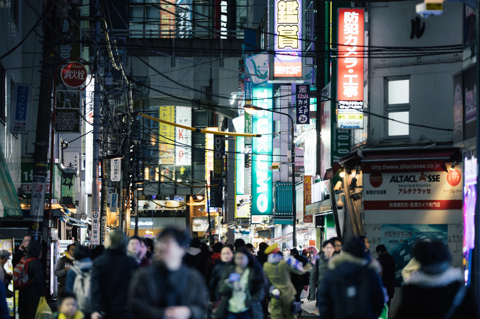 メイドのキャッチが盛んな秋葉原の路地裏と人混みの写真を無料ダウンロード（フリー素材） ぱくたそ