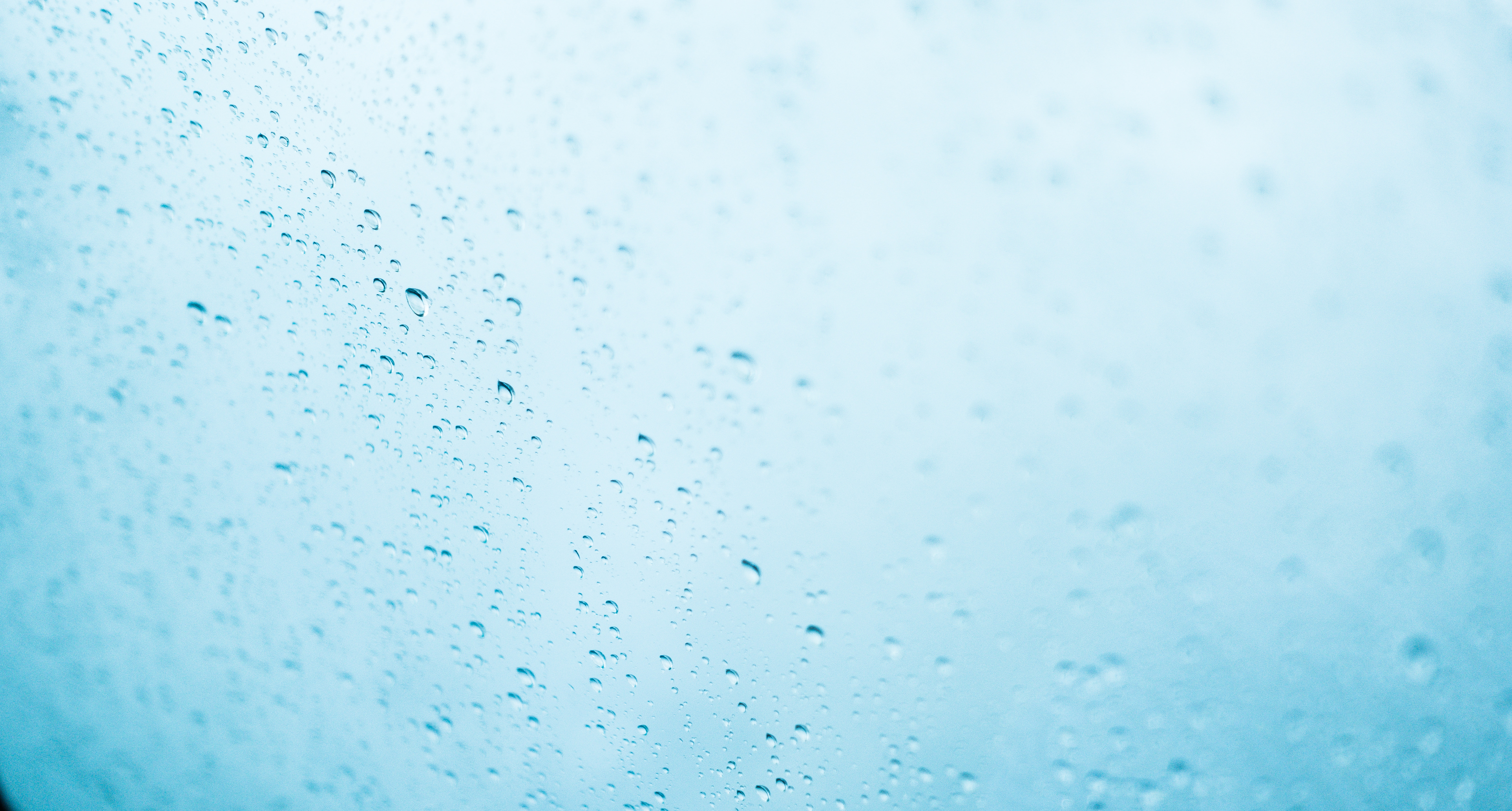 窓ガラスの雨粒の写真を無料ダウンロード フリー素材 ぱくたそ