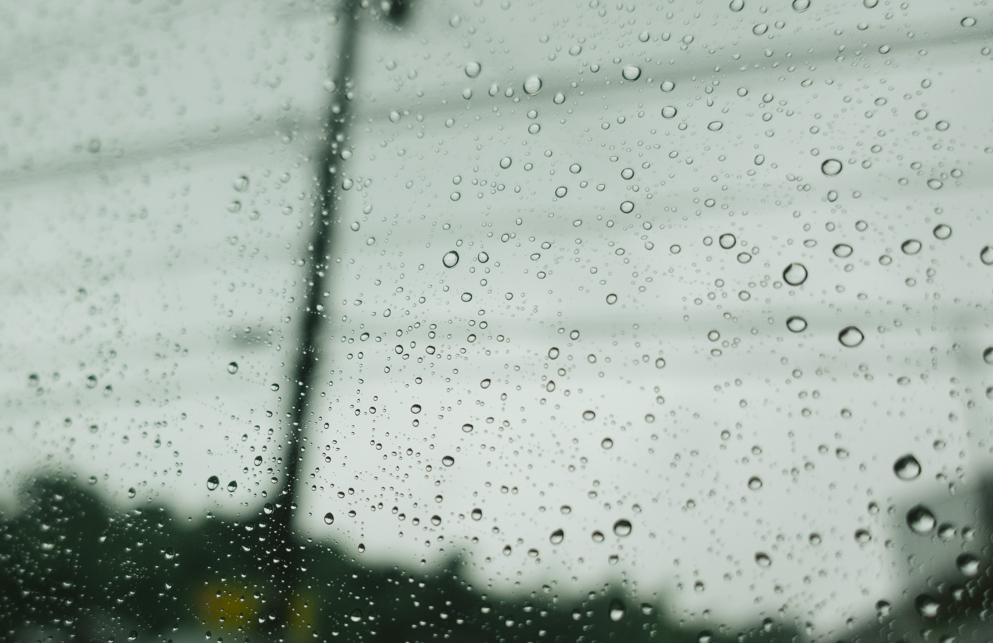 雨空と窓についた水滴の写真を無料ダウンロード フリー素材 ぱくたそ