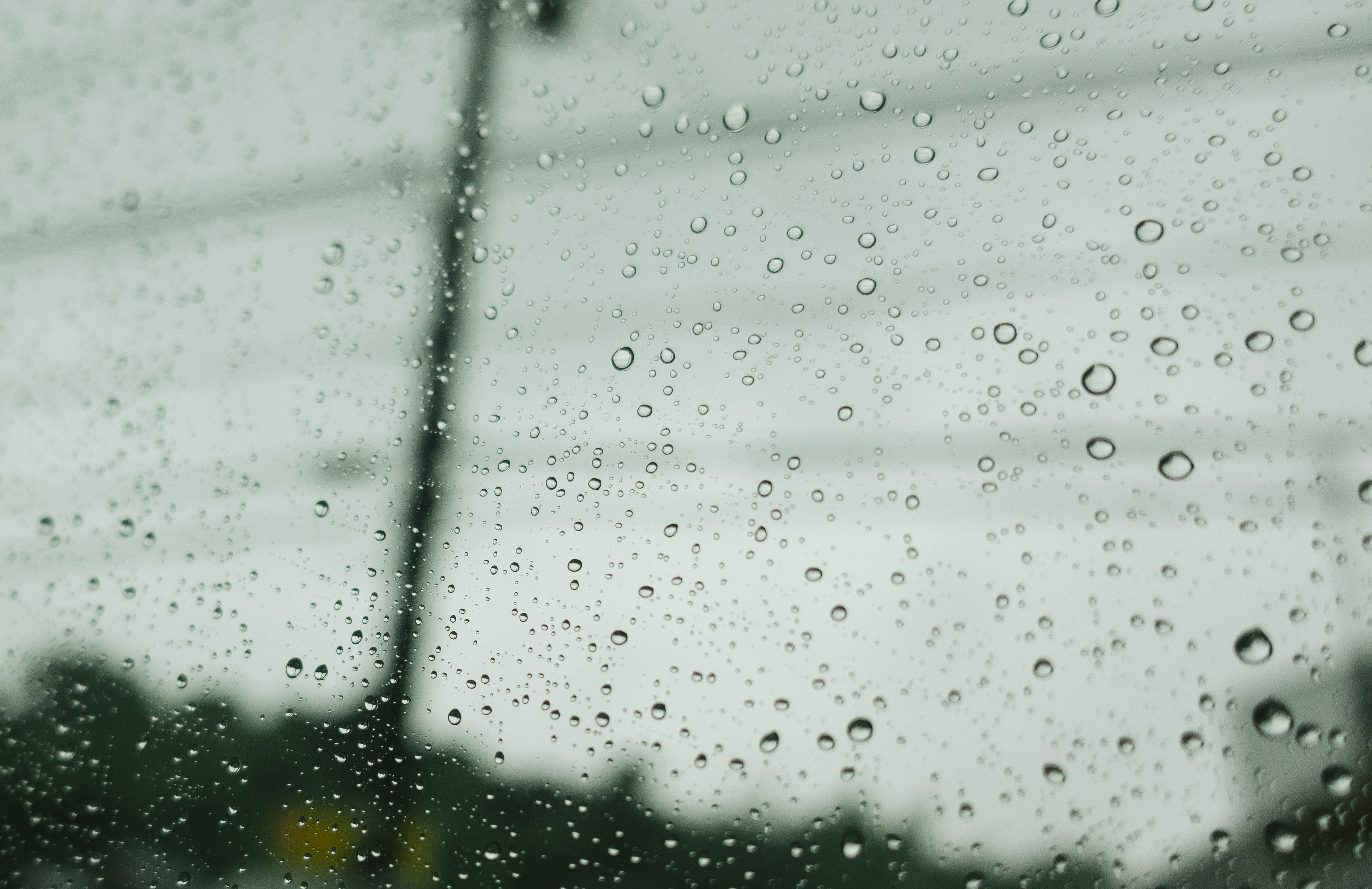 雨空と窓についた水滴の写真を無料ダウンロード フリー素材 ぱくたそ 雨空と窓についた水滴の写真を無料ダウンロード フリー素材 ぱくたそ