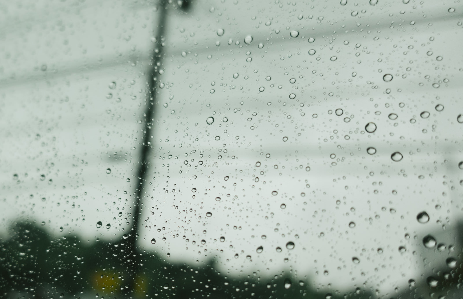 「雨空と窓についた水滴」の写真