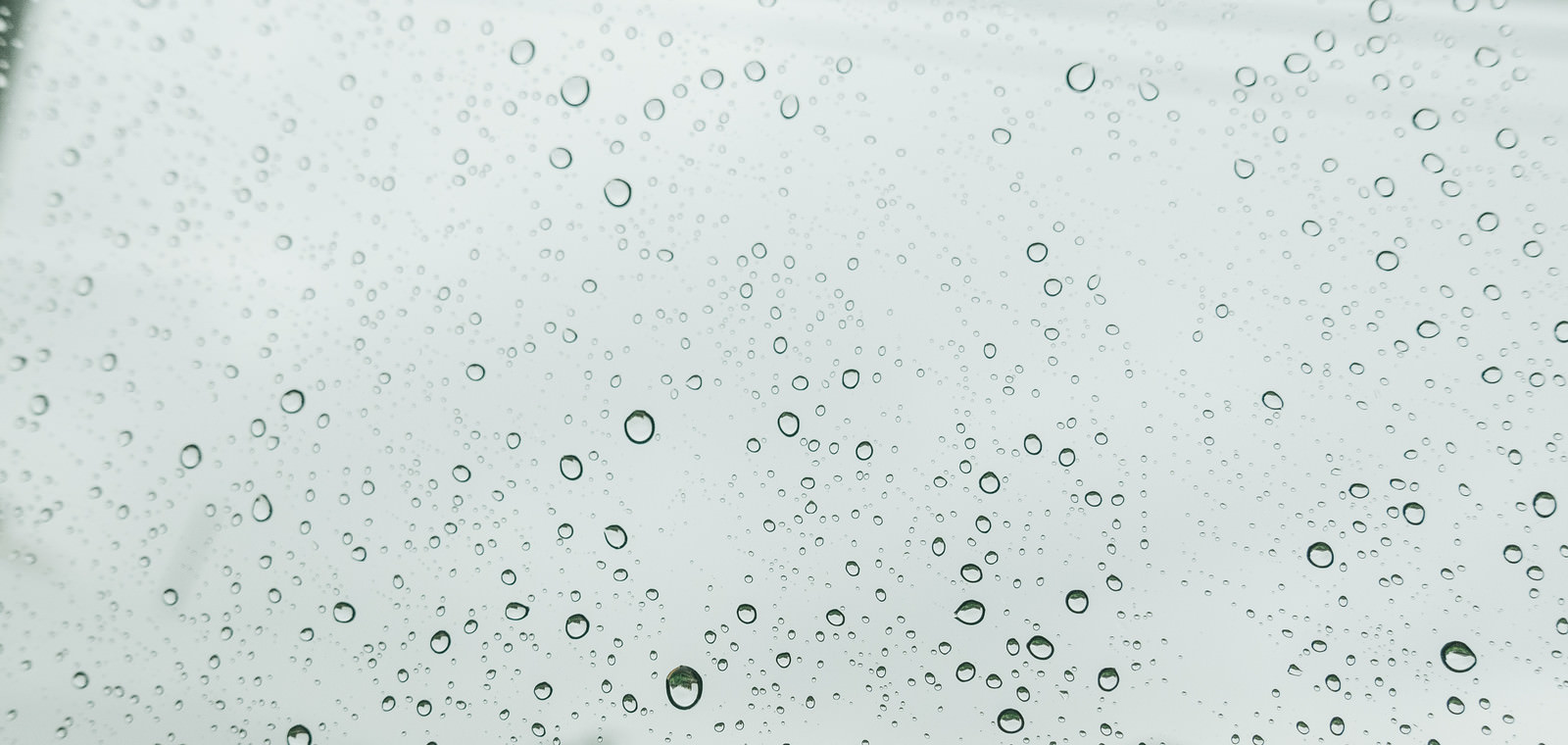 「窓ガラスと雨の水滴」の写真