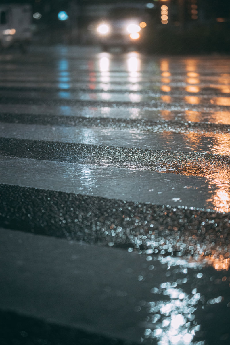 雨に濡れた横断歩道の写真を無料ダウンロード フリー素材 ぱくたそ