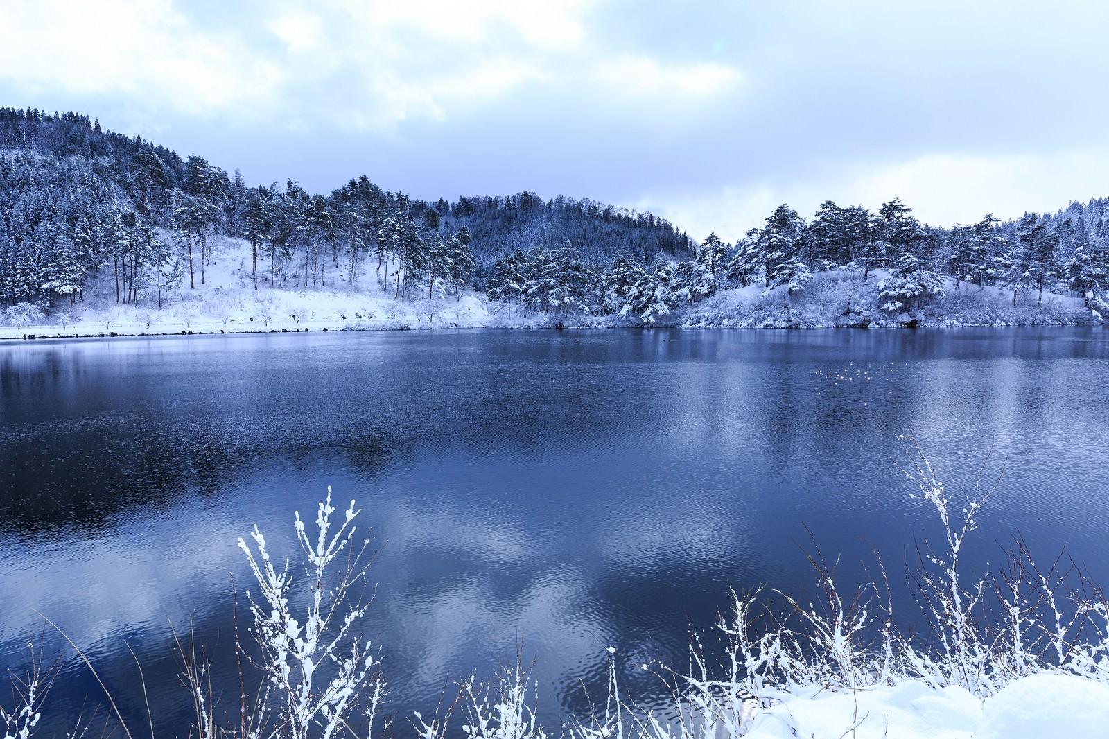 「山間の沼と雪景色山間の沼と雪景色」のフリー写真素材を拡大