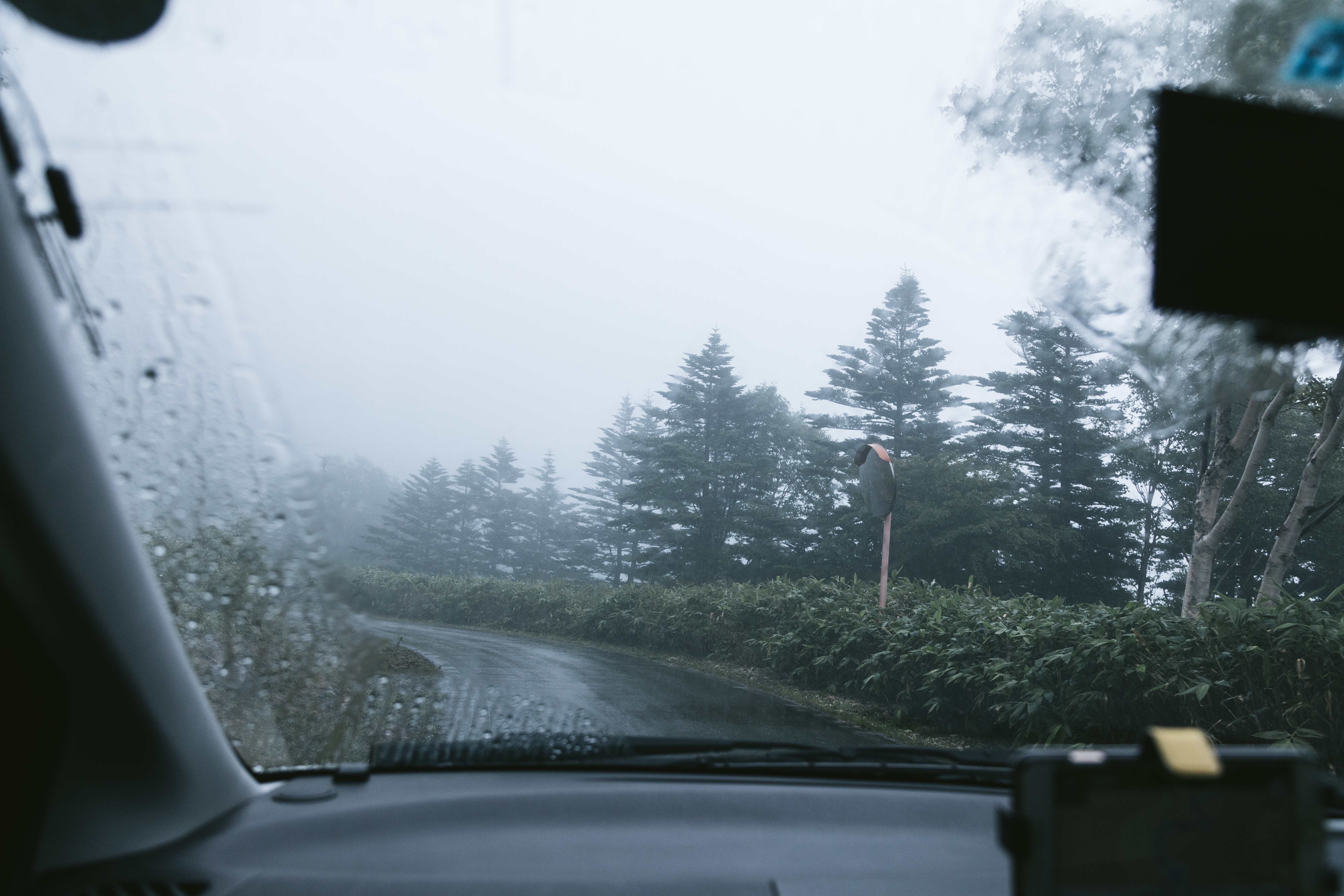 雨天時に走行する車の中の写真素材 ぱくたそ