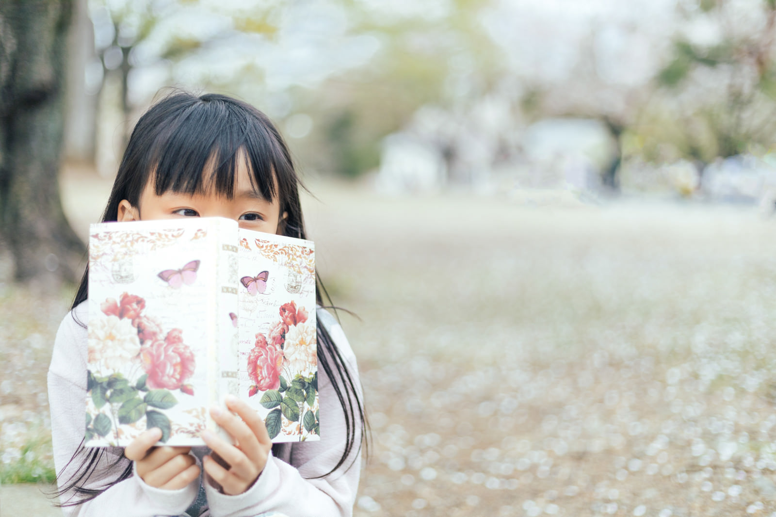 「聖書を読みながら考え事をするクリスチャンの少女」の写真［モデル：あんじゅ］